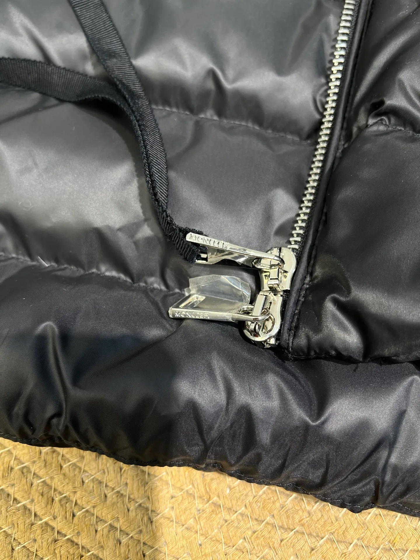 P640 MONCLER 🌟 The latest autumn and winter wool knitted splicing down stand-up collar short down jacket with national standard down filling. Light and comfortable, with built-in heating and warmth function. The sleeves are spliced ​​with merino wool for a comfortable and thick feel. Temperament stand-up collar zipper design. Minimalist luxury H version. Not picky about the upper body and super slim. Casual and versatile artifact. Italian elegance and high-end sense. Casual and grand. Color: black, off-white, pink size: s m l
