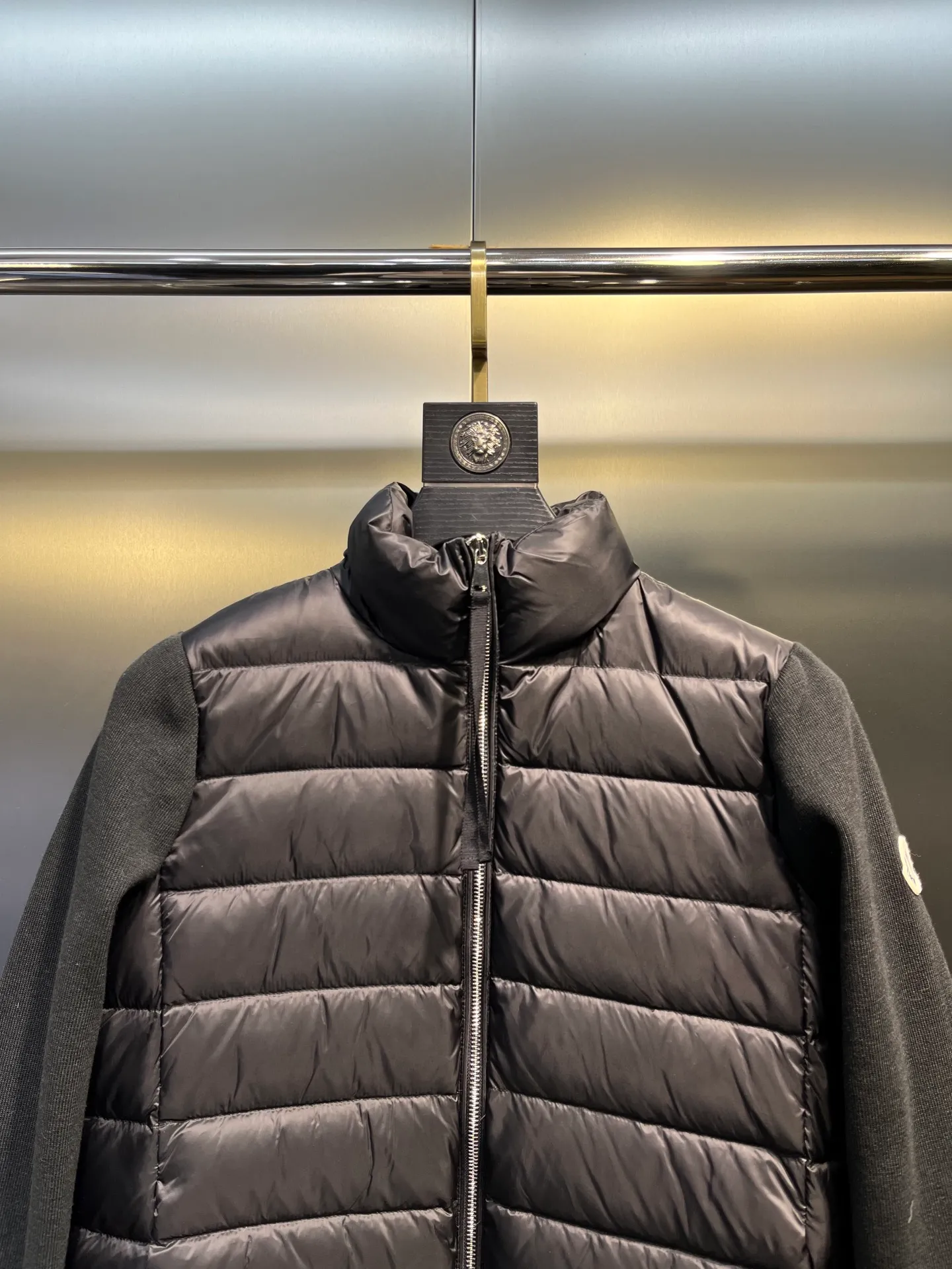P640 MONCLER 🌟 The latest autumn and winter wool knitted splicing down stand-up collar short down jacket with national standard down filling. Light and comfortable, with built-in heating and warmth function. The sleeves are spliced ​​with merino wool for a comfortable and thick feel. Temperament stand-up collar zipper design. Minimalist luxury H version. Not picky about the upper body and super slim. Casual and versatile artifact. Italian elegance and high-end sense. Casual and grand. Color: black, off-white, pink size: s m l