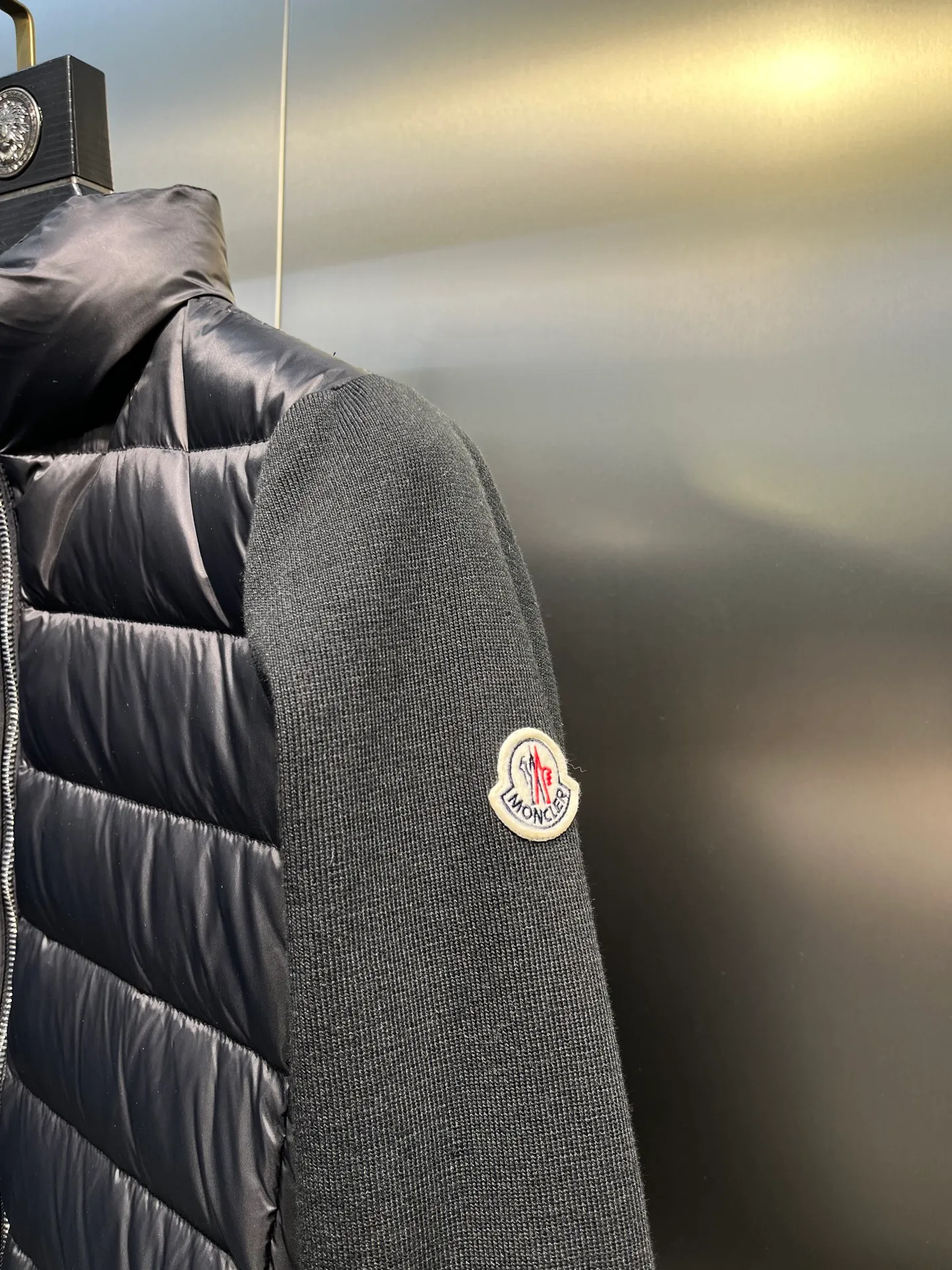 P640 MONCLER 🌟 The latest autumn and winter wool knitted splicing down stand-up collar short down jacket with national standard down filling. Light and comfortable, with built-in heating and warmth function. The sleeves are spliced ​​with merino wool for a comfortable and thick feel. Temperament stand-up collar zipper design. Minimalist luxury H version. Not picky about the upper body and super slim. Casual and versatile artifact. Italian elegance and high-end sense. Casual and grand. Color: black, off-white, pink size: s m l