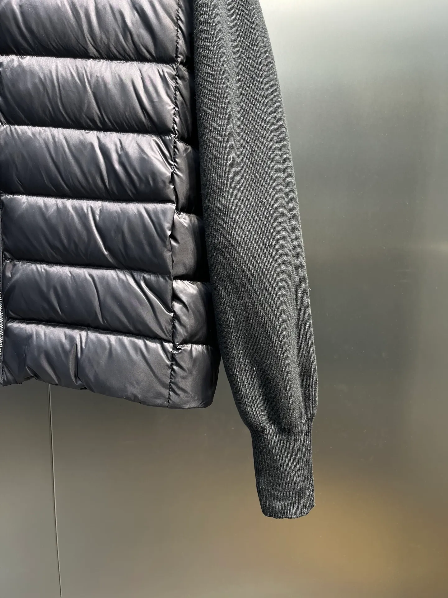 P640 MONCLER 🌟 The latest autumn and winter wool knitted splicing down stand-up collar short down jacket with national standard down filling. Light and comfortable, with built-in heating and warmth function. The sleeves are spliced ​​with merino wool for a comfortable and thick feel. Temperament stand-up collar zipper design. Minimalist luxury H version. Not picky about the upper body and super slim. Casual and versatile artifact. Italian elegance and high-end sense. Casual and grand. Color: black, off-white, pink size: s m l