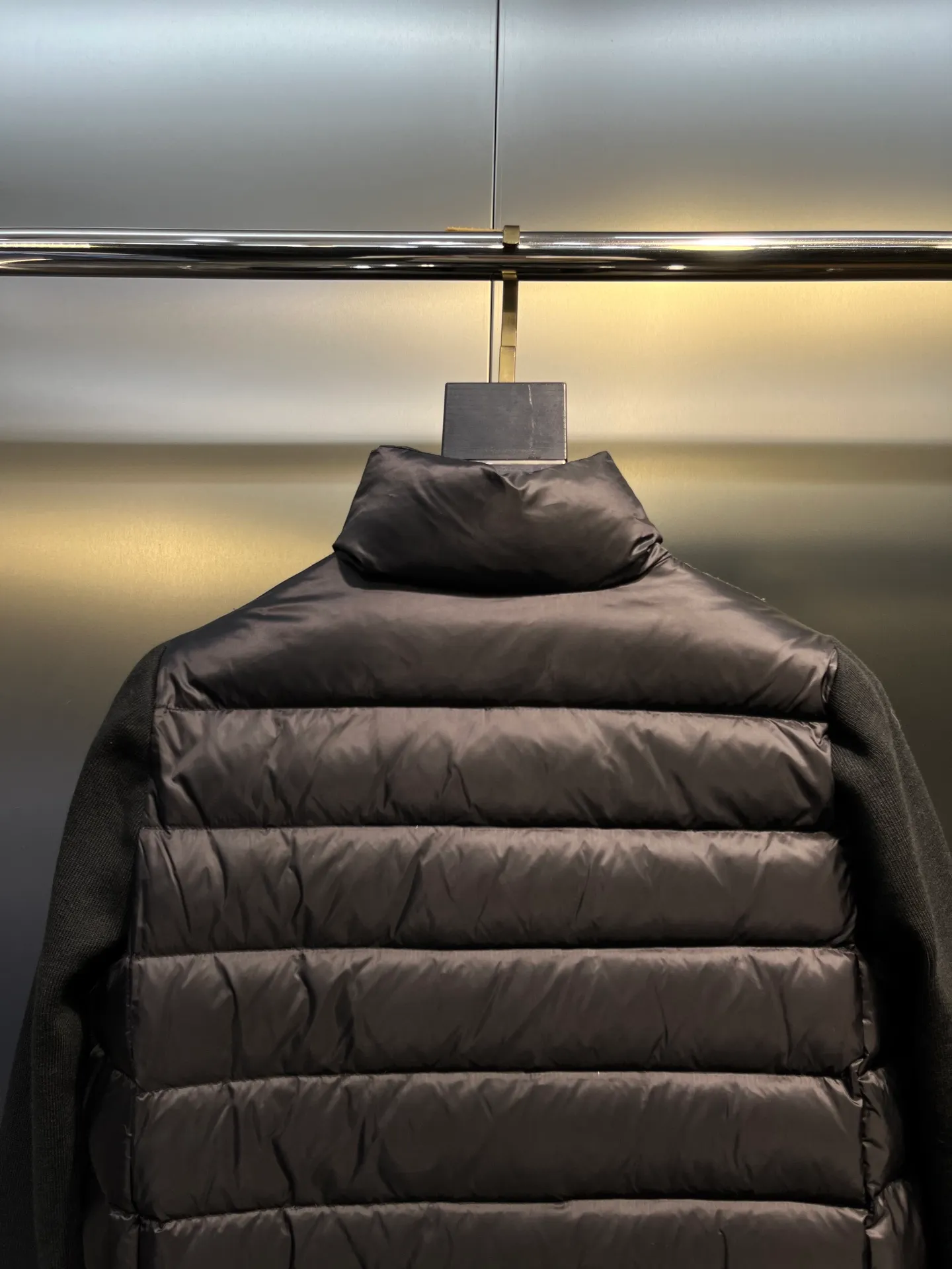 P640 MONCLER 🌟 The latest autumn and winter wool knitted splicing down stand-up collar short down jacket with national standard down filling. Light and comfortable, with built-in heating and warmth function. The sleeves are spliced ​​with merino wool for a comfortable and thick feel. Temperament stand-up collar zipper design. Minimalist luxury H version. Not picky about the upper body and super slim. Casual and versatile artifact. Italian elegance and high-end sense. Casual and grand. Color: black, off-white, pink size: s m l
