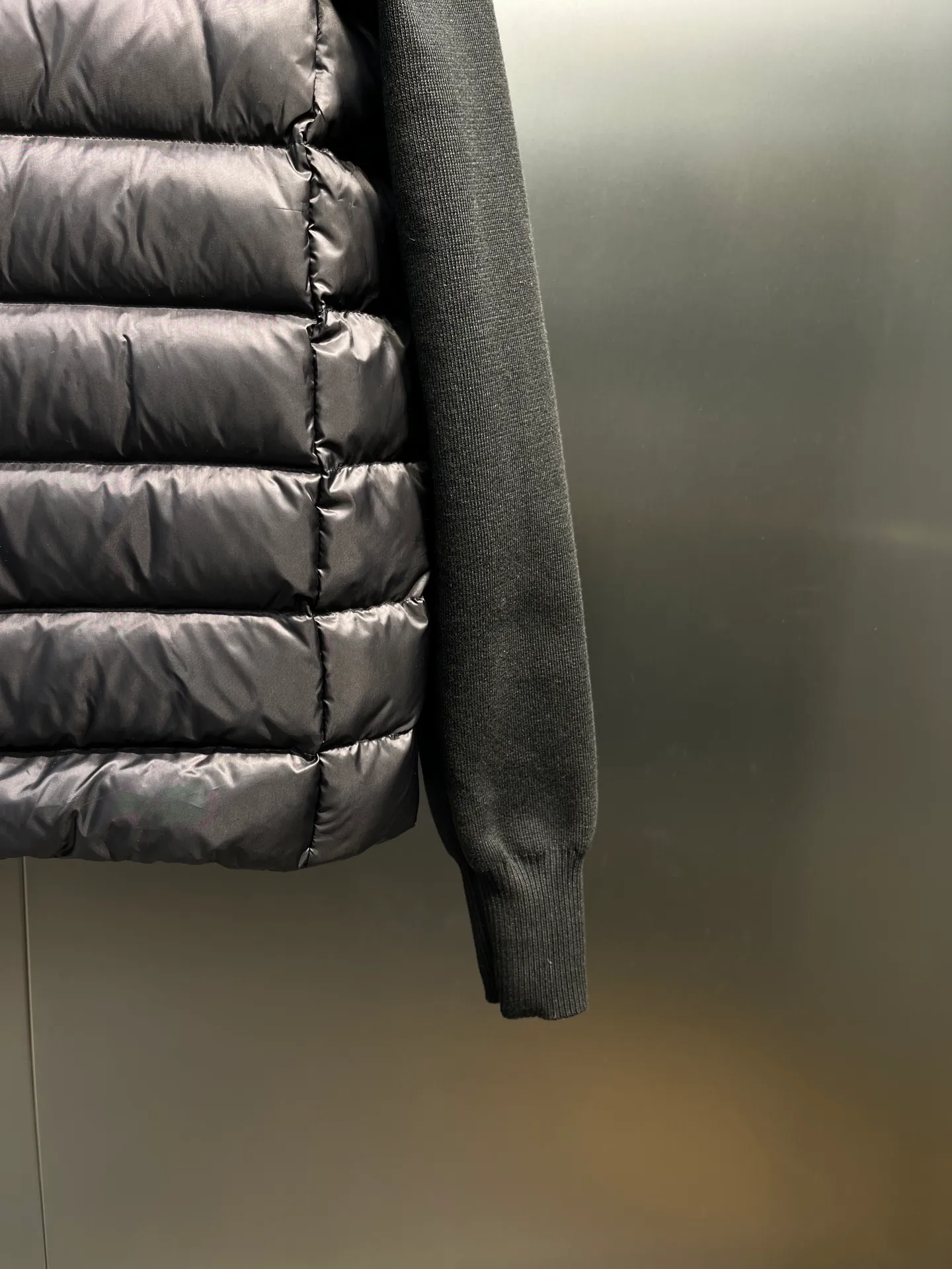 P640 MONCLER 🌟 The latest autumn and winter wool knitted splicing down stand-up collar short down jacket with national standard down filling. Light and comfortable, with built-in heating and warmth function. The sleeves are spliced ​​with merino wool for a comfortable and thick feel. Temperament stand-up collar zipper design. Minimalist luxury H version. Not picky about the upper body and super slim. Casual and versatile artifact. Italian elegance and high-end sense. Casual and grand. Color: black, off-white, pink size: s m l