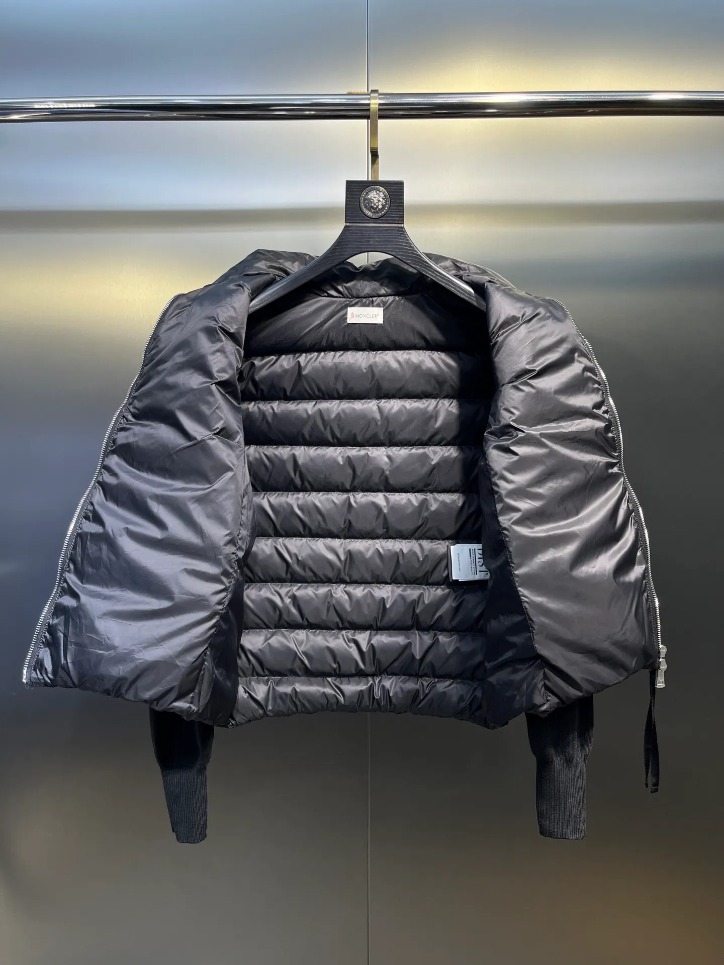 P640 MONCLER 🌟 The latest autumn and winter wool knitted splicing down stand-up collar short down jacket with national standard down filling. Light and comfortable, with built-in heating and warmth function. The sleeves are spliced ​​with merino wool for a comfortable and thick feel. Temperament stand-up collar zipper design. Minimalist luxury H version. Not picky about the upper body and super slim. Casual and versatile artifact. Italian elegance and high-end sense. Casual and grand. Color: black, off-white, pink size: s m l