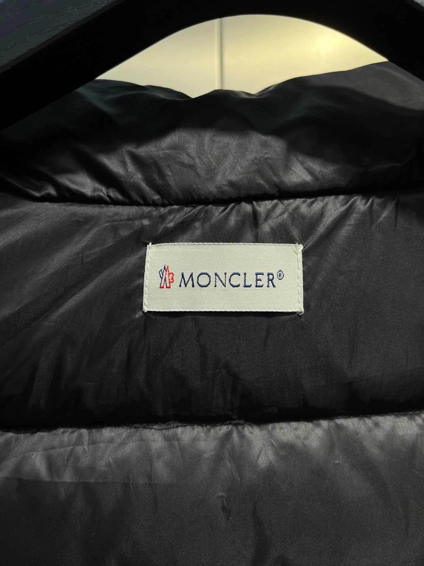 P640 MONCLER 🌟 The latest autumn and winter wool knitted splicing down stand-up collar short down jacket with national standard down filling. Light and comfortable, with built-in heating and warmth function. The sleeves are spliced ​​with merino wool for a comfortable and thick feel. Temperament stand-up collar zipper design. Minimalist luxury H version. Not picky about the upper body and super slim. Casual and versatile artifact. Italian elegance and high-end sense. Casual and grand. Color: black, off-white, pink size: s m l