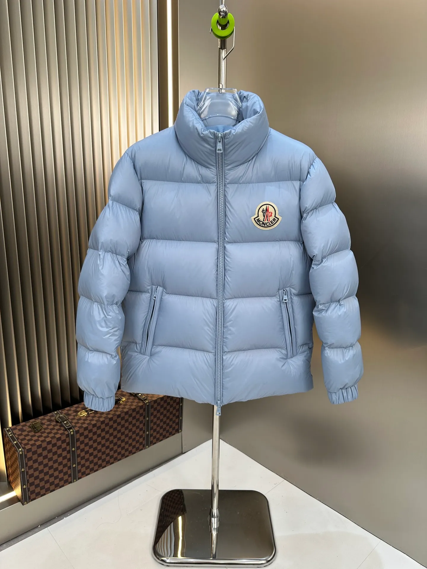 P740. 💎 Absolutely the lowest price on the entire internet💎 Special king fried ⬆️Moncler Citala short men's. Looking around, there is no comparable version on the market. 130w + one ton of premium European gooseneck velvet filling. 850+ fill power, I am twice as thick as the market version, but twice as light. (⚠️ Hot color matching, small inventory, order expedited) Citala men's short down is made of lightweight fabric in pop colors, emphasizing the youthfulness of the collection.  Citala down is made from lightweight nylon fabric and longue saison lining, making it comfortable and warm without being bulky. This cropped style has a comfortable fit, a signature high collar and a gingham-stitched silhouette. Details •Made from lightweight nylon fabric •Longue saison lining •Down filling (⚠️Premium goose down) •Stand collar •Zip closure •Zip pockets •Elastic cuffs and hem •Felt logo patch Size : 1-5 Couple size.