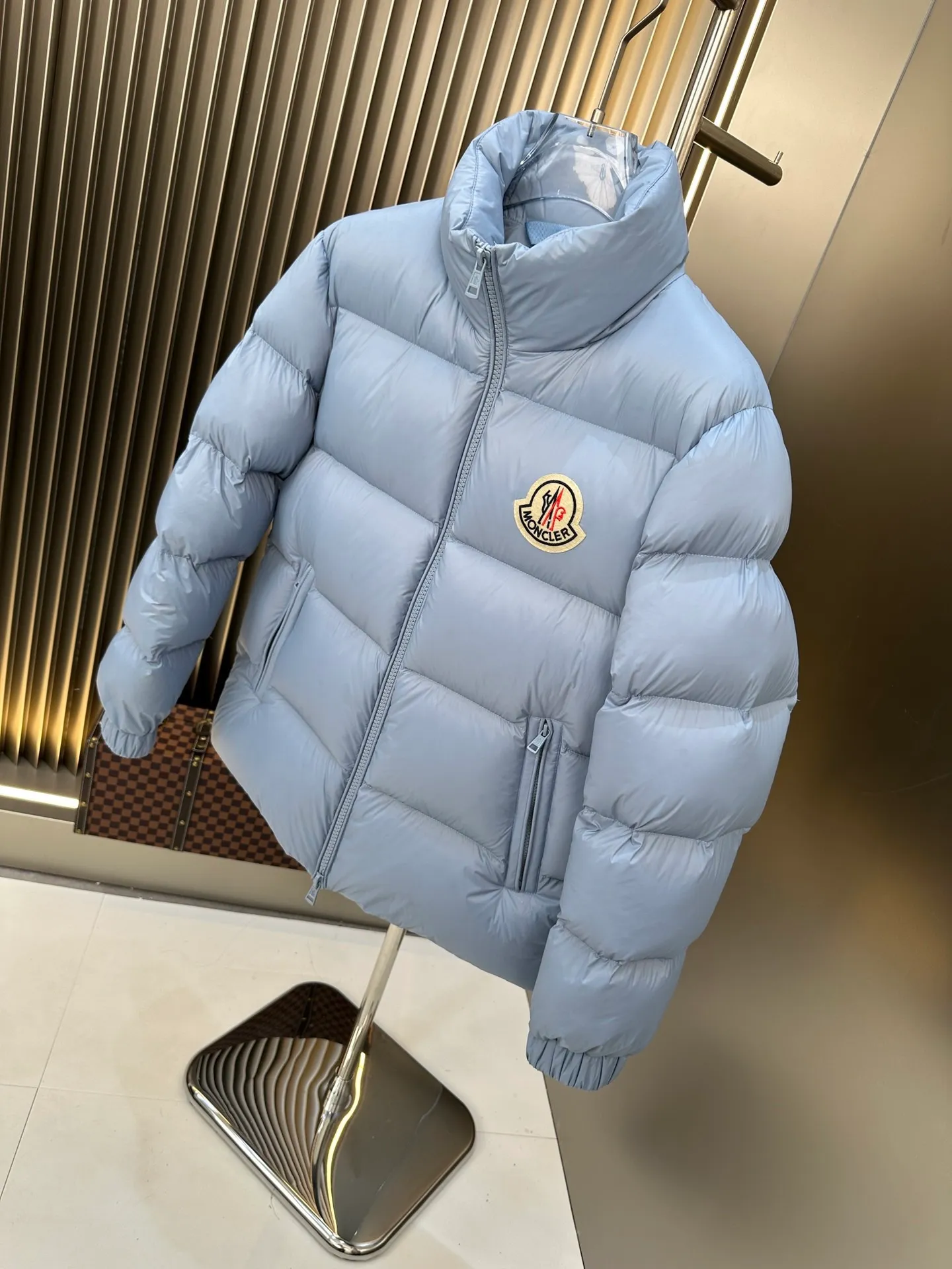 P740. 💎 Absolutely the lowest price on the entire internet💎 Special king fried ⬆️Moncler Citala short men's. Looking around, there is no comparable version on the market. 130w + one ton of premium European gooseneck velvet filling. 850+ fill power, I am twice as thick as the market version, but twice as light. (⚠️ Hot color matching, small inventory, order expedited) Citala men's short down is made of lightweight fabric in pop colors, emphasizing the youthfulness of the collection.  Citala down is made from lightweight nylon fabric and longue saison lining, making it comfortable and warm without being bulky. This cropped style has a comfortable fit, a signature high collar and a gingham-stitched silhouette. Details •Made from lightweight nylon fabric •Longue saison lining •Down filling (⚠️Premium goose down) •Stand collar •Zip closure •Zip pockets •Elastic cuffs and hem •Felt logo patch Size : 1-5 Couple size.