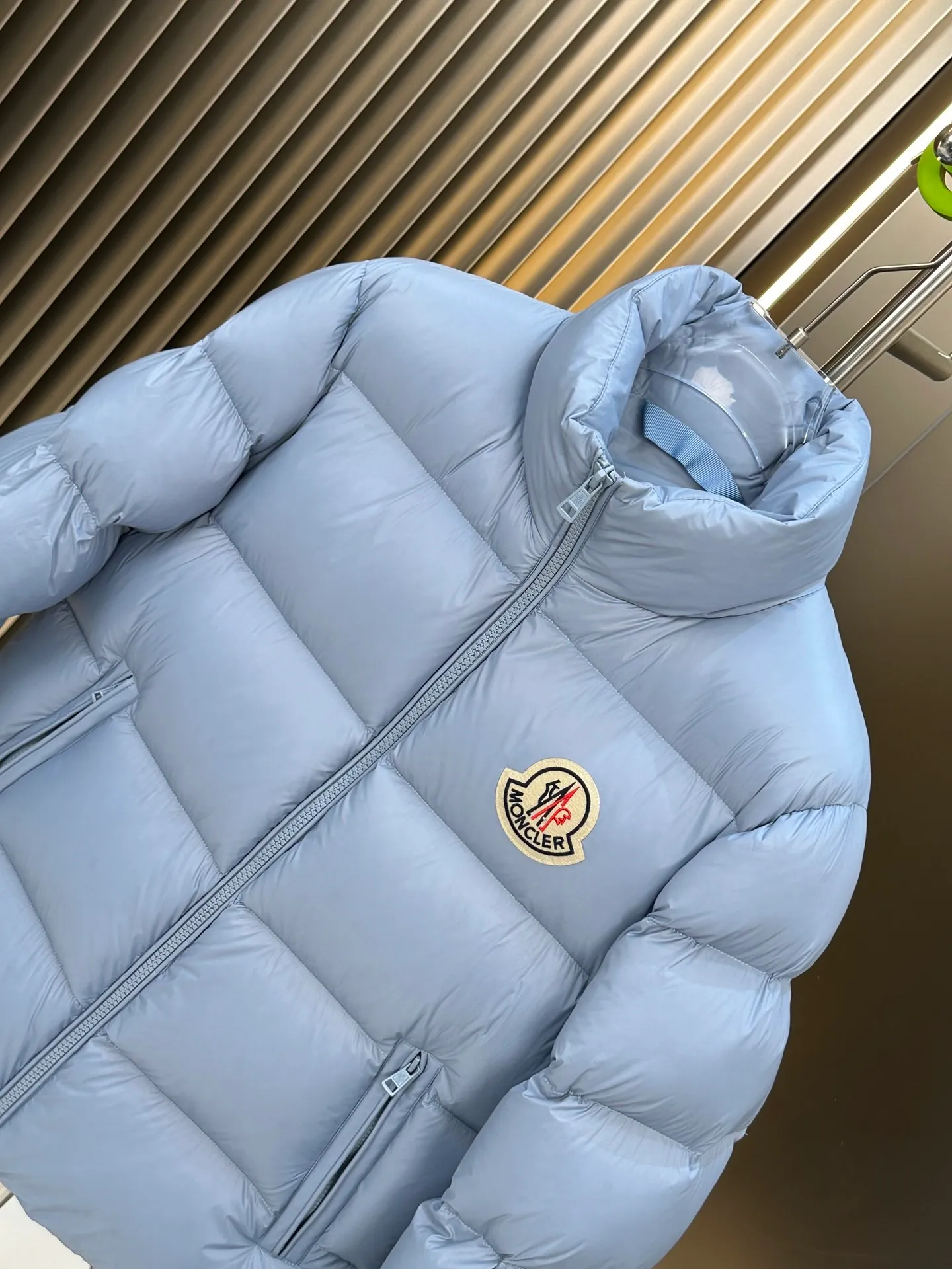 P740. 💎 Absolutely the lowest price on the entire internet💎 Special king fried ⬆️Moncler Citala short men's. Looking around, there is no comparable version on the market. 130w + one ton of premium European gooseneck velvet filling. 850+ fill power, I am twice as thick as the market version, but twice as light. (⚠️ Hot color matching, small inventory, order expedited) Citala men's short down is made of lightweight fabric in pop colors, emphasizing the youthfulness of the collection.  Citala down is made from lightweight nylon fabric and longue saison lining, making it comfortable and warm without being bulky. This cropped style has a comfortable fit, a signature high collar and a gingham-stitched silhouette. Details •Made from lightweight nylon fabric •Longue saison lining •Down filling (⚠️Premium goose down) •Stand collar •Zip closure •Zip pockets •Elastic cuffs and hem •Felt logo patch Size : 1-5 Couple size.