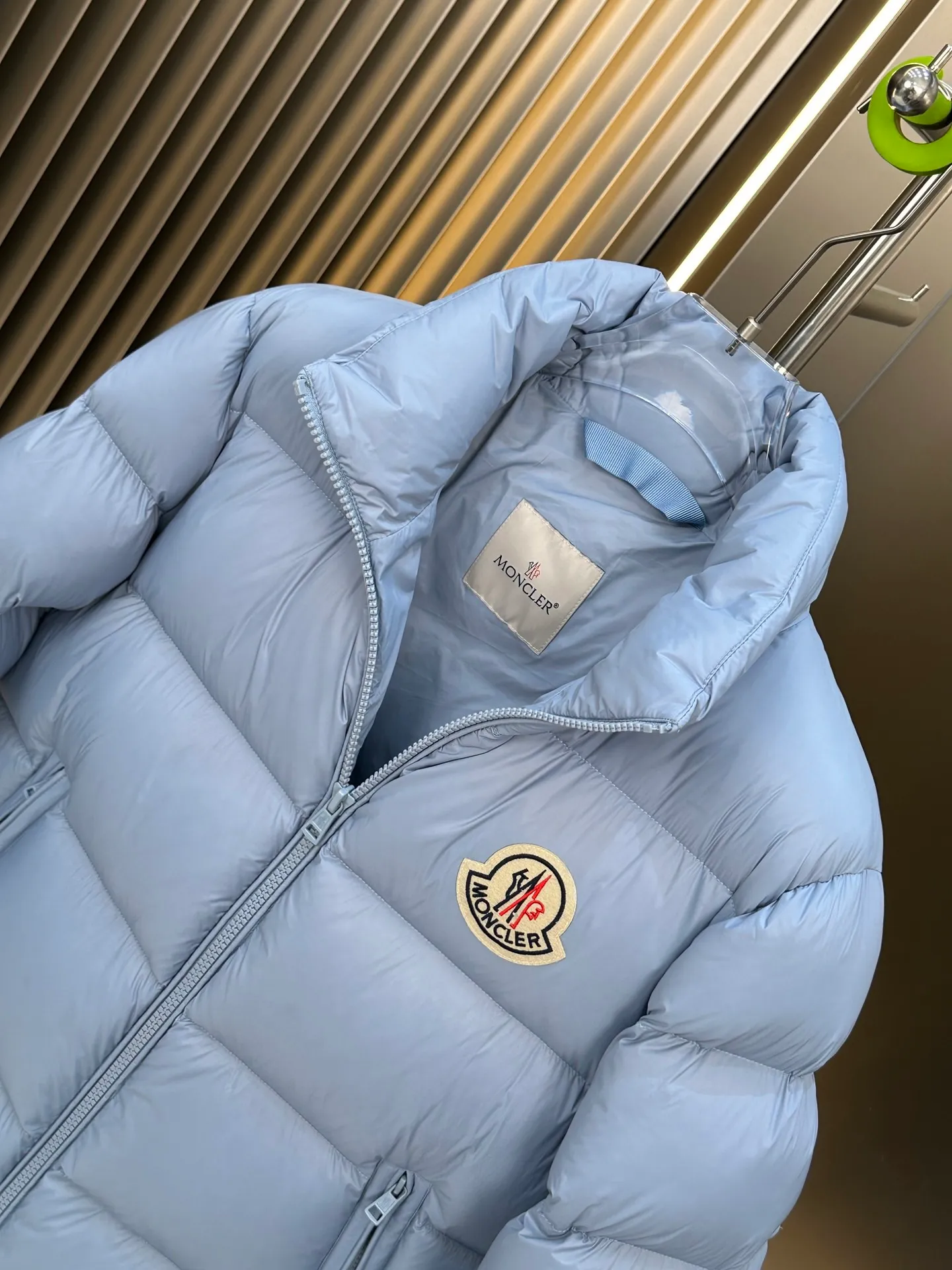 P740. 💎 Absolutely the lowest price on the entire internet💎 Special king fried ⬆️Moncler Citala short men's. Looking around, there is no comparable version on the market. 130w + one ton of premium European gooseneck velvet filling. 850+ fill power, I am twice as thick as the market version, but twice as light. (⚠️ Hot color matching, small inventory, order expedited) Citala men's short down is made of lightweight fabric in pop colors, emphasizing the youthfulness of the collection.  Citala down is made from lightweight nylon fabric and longue saison lining, making it comfortable and warm without being bulky. This cropped style has a comfortable fit, a signature high collar and a gingham-stitched silhouette. Details •Made from lightweight nylon fabric •Longue saison lining •Down filling (⚠️Premium goose down) •Stand collar •Zip closure •Zip pockets •Elastic cuffs and hem •Felt logo patch Size : 1-5 Couple size.