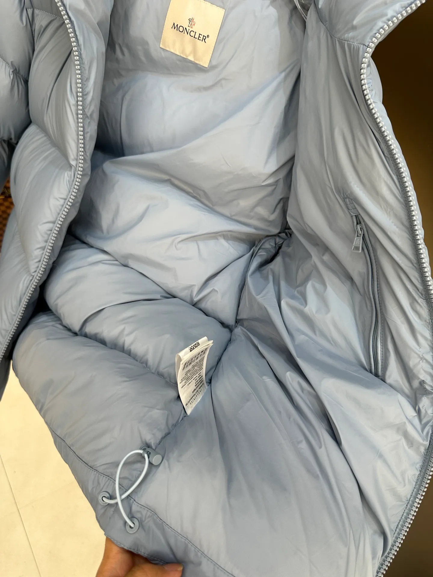 P740. 💎 Absolutely the lowest price on the entire internet💎 Special king fried ⬆️Moncler Citala short men's. Looking around, there is no comparable version on the market. 130w + one ton of premium European gooseneck velvet filling. 850+ fill power, I am twice as thick as the market version, but twice as light. (⚠️ Hot color matching, small inventory, order expedited) Citala men's short down is made of lightweight fabric in pop colors, emphasizing the youthfulness of the collection.  Citala down is made from lightweight nylon fabric and longue saison lining, making it comfortable and warm without being bulky. This cropped style has a comfortable fit, a signature high collar and a gingham-stitched silhouette. Details •Made from lightweight nylon fabric •Longue saison lining •Down filling (⚠️Premium goose down) •Stand collar •Zip closure •Zip pockets •Elastic cuffs and hem •Felt logo patch Size : 1-5 Couple size.