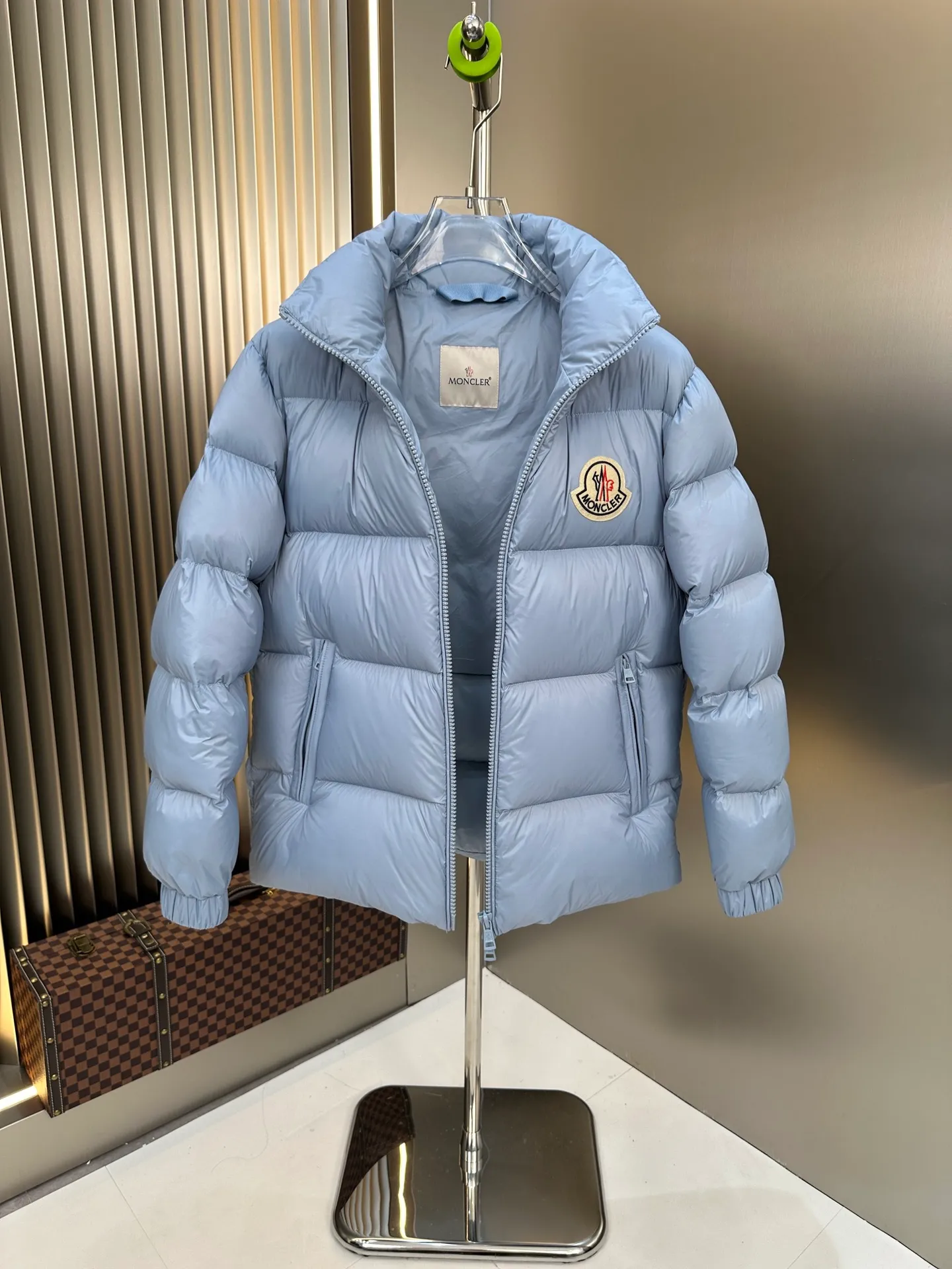 P740. 💎 Absolutely the lowest price on the entire internet💎 Special king fried ⬆️Moncler Citala short men's. Looking around, there is no comparable version on the market. 130w + one ton of premium European gooseneck velvet filling. 850+ fill power, I am twice as thick as the market version, but twice as light. (⚠️ Hot color matching, small inventory, order expedited) Citala men's short down is made of lightweight fabric in pop colors, emphasizing the youthfulness of the collection.  Citala down is made from lightweight nylon fabric and longue saison lining, making it comfortable and warm without being bulky. This cropped style has a comfortable fit, a signature high collar and a gingham-stitched silhouette. Details •Made from lightweight nylon fabric •Longue saison lining •Down filling (⚠️Premium goose down) •Stand collar •Zip closure •Zip pockets •Elastic cuffs and hem •Felt logo patch Size : 1-5 Couple size.