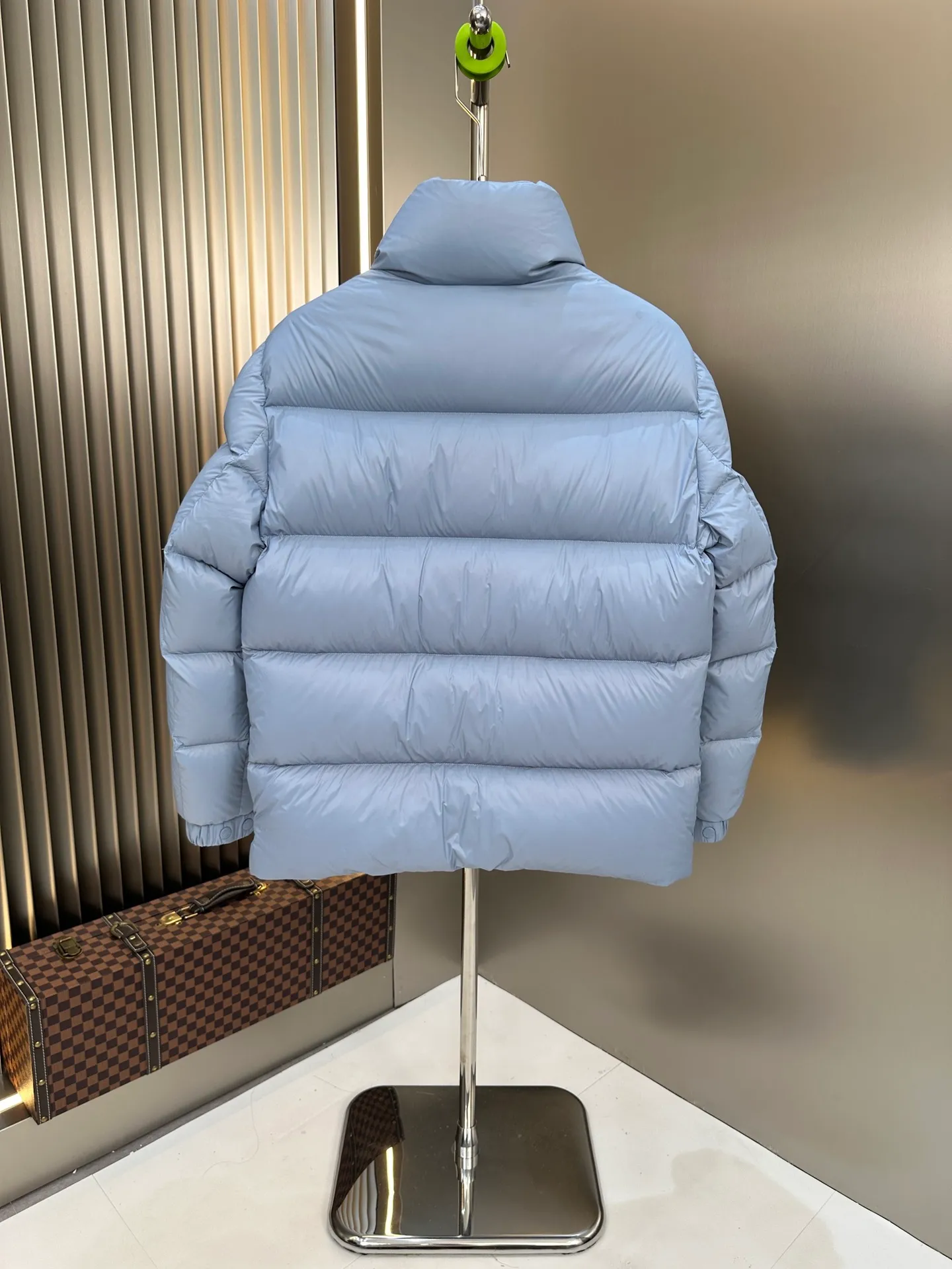 P740. 💎 Absolutely the lowest price on the entire internet💎 Special king fried ⬆️Moncler Citala short men's. Looking around, there is no comparable version on the market. 130w + one ton of premium European gooseneck velvet filling. 850+ fill power, I am twice as thick as the market version, but twice as light. (⚠️ Hot color matching, small inventory, order expedited) Citala men's short down is made of lightweight fabric in pop colors, emphasizing the youthfulness of the collection.  Citala down is made from lightweight nylon fabric and longue saison lining, making it comfortable and warm without being bulky. This cropped style has a comfortable fit, a signature high collar and a gingham-stitched silhouette. Details •Made from lightweight nylon fabric •Longue saison lining •Down filling (⚠️Premium goose down) •Stand collar •Zip closure •Zip pockets •Elastic cuffs and hem •Felt logo patch Size : 1-5 Couple size.