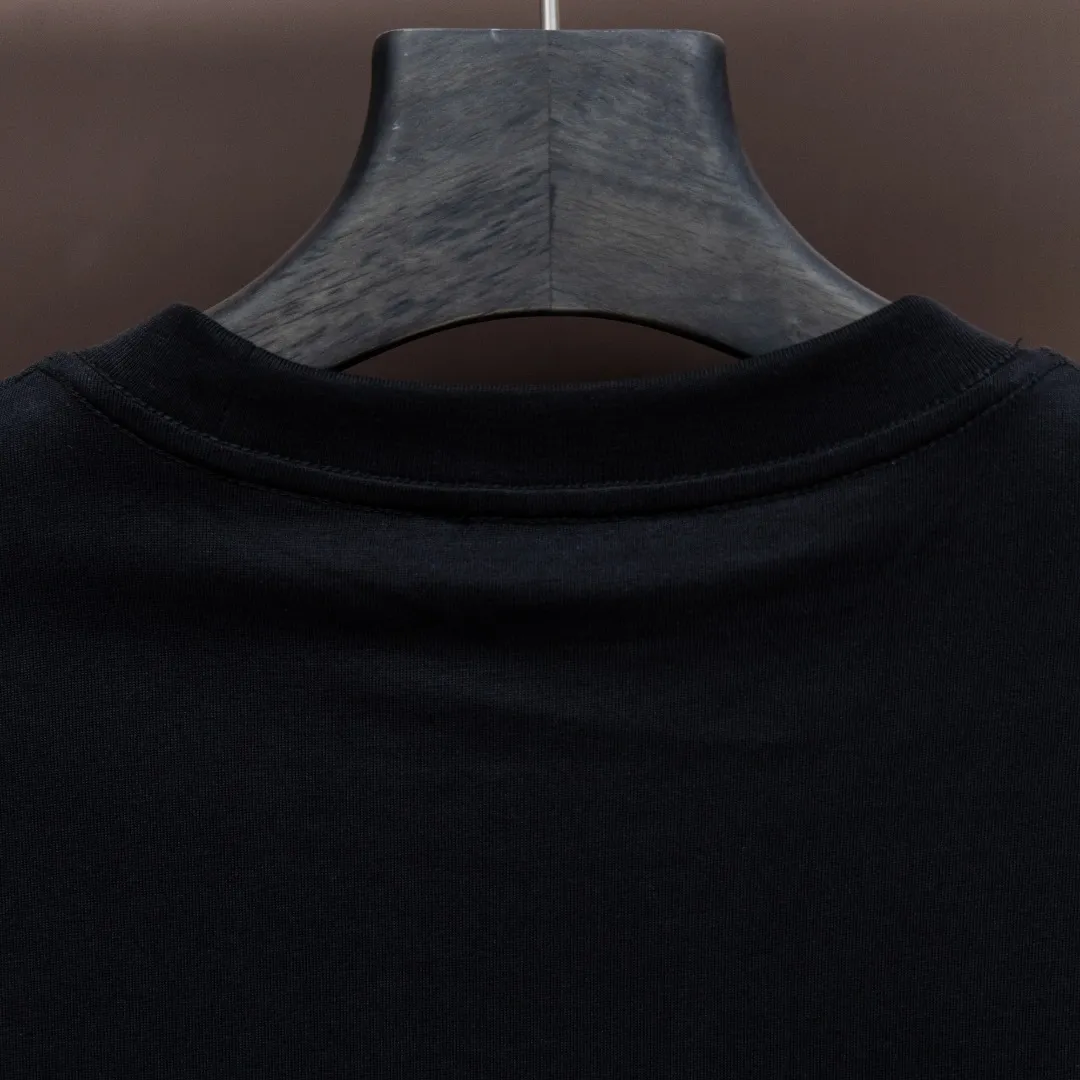 P150 Moncler2025 new early spring new men's and women's short-sleeved T-shirt, available at counters simultaneously! Customized exclusive pure cotton fabric, customized original craft threads, and heavy-duty letter logo craft design on the chest! Simple and elegant, easy to match and versatile, extremely high-grade, perfectly integrated into fashion and style, it is a top-notch fashionable style that is perfect for outer wear! The whole thing gives people a natural feeling! The ultimate classic versatile short-sleeved T-shirt, designed with the latest three-dimensional letter logo graphic elements! The ultimate heavy work, the ultimate perfection! Fans who pursue high quality should rush to buy it by themselves, and we sincerely invite all fans who know the goods to appreciate this model together! ! Color: Black White Size: XS S M L