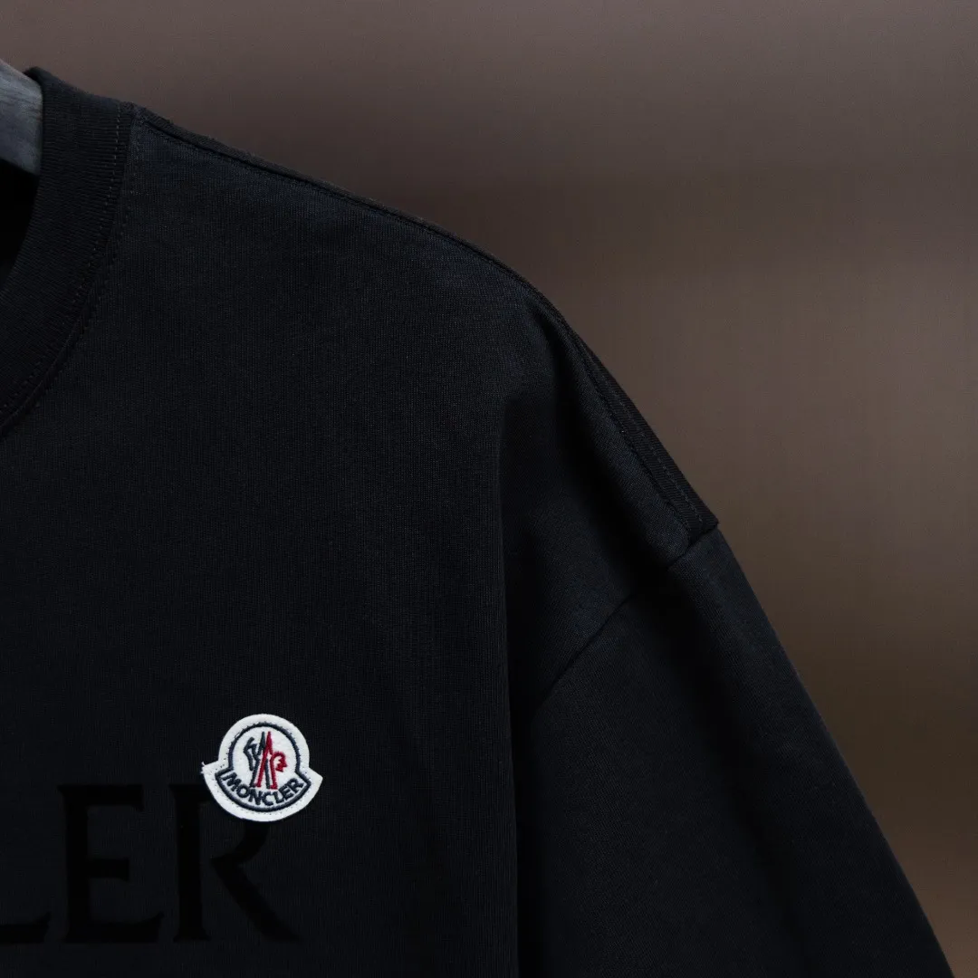 P150 Moncler2025 new early spring new men's and women's short-sleeved T-shirt, available at counters simultaneously! Customized exclusive pure cotton fabric, customized original craft threads, and heavy-duty letter logo craft design on the chest! Simple and elegant, easy to match and versatile, extremely high-grade, perfectly integrated into fashion and style, it is a top-notch fashionable style that is perfect for outer wear! The whole thing gives people a natural feeling! The ultimate classic versatile short-sleeved T-shirt, designed with the latest three-dimensional letter logo graphic elements! The ultimate heavy work, the ultimate perfection! Fans who pursue high quality should rush to buy it by themselves, and we sincerely invite all fans who know the goods to appreciate this model together! ! Color: Black White Size: XS S M L