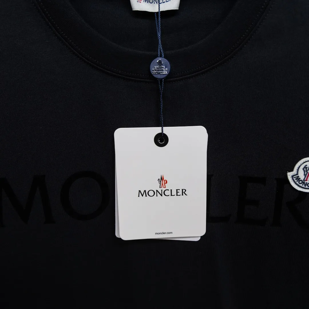 P150 Moncler2025 new early spring new men's and women's short-sleeved T-shirt, available at counters simultaneously! Customized exclusive pure cotton fabric, customized original craft threads, and heavy-duty letter logo craft design on the chest! Simple and elegant, easy to match and versatile, extremely high-grade, perfectly integrated into fashion and style, it is a top-notch fashionable style that is perfect for outer wear! The whole thing gives people a natural feeling! The ultimate classic versatile short-sleeved T-shirt, designed with the latest three-dimensional letter logo graphic elements! The ultimate heavy work, the ultimate perfection! Fans who pursue high quality should rush to buy it by themselves, and we sincerely invite all fans who know the goods to appreciate this model together! ! Color: Black White Size: XS S M L