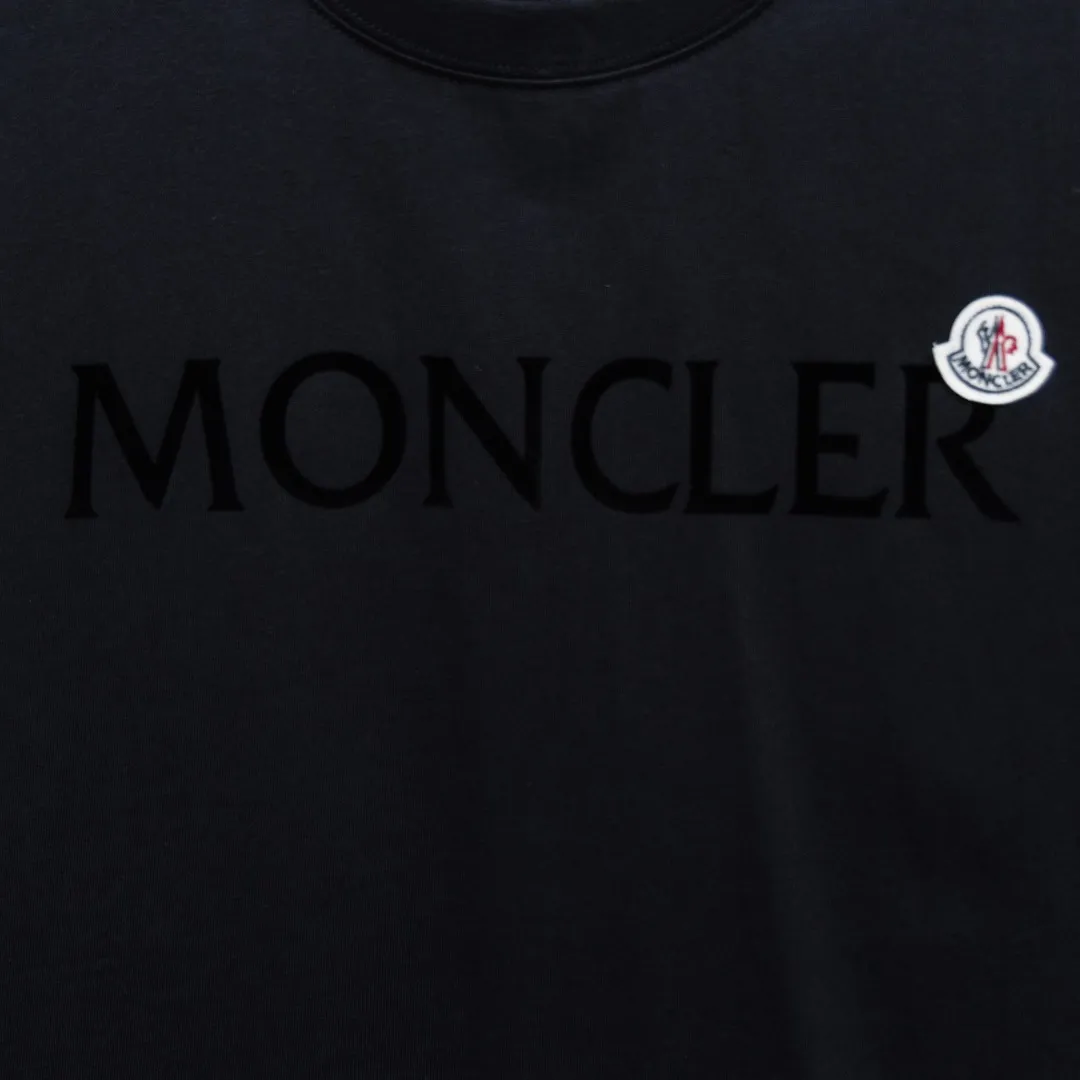 P150 Moncler2025 new early spring new men's and women's short-sleeved T-shirt, available at counters simultaneously! Customized exclusive pure cotton fabric, customized original craft threads, and heavy-duty letter logo craft design on the chest! Simple and elegant, easy to match and versatile, extremely high-grade, perfectly integrated into fashion and style, it is a top-notch fashionable style that is perfect for outer wear! The whole thing gives people a natural feeling! The ultimate classic versatile short-sleeved T-shirt, designed with the latest three-dimensional letter logo graphic elements! The ultimate heavy work, the ultimate perfection! Fans who pursue high quality should rush to buy it by themselves, and we sincerely invite all fans who know the goods to appreciate this model together! ! Color: Black White Size: XS S M L