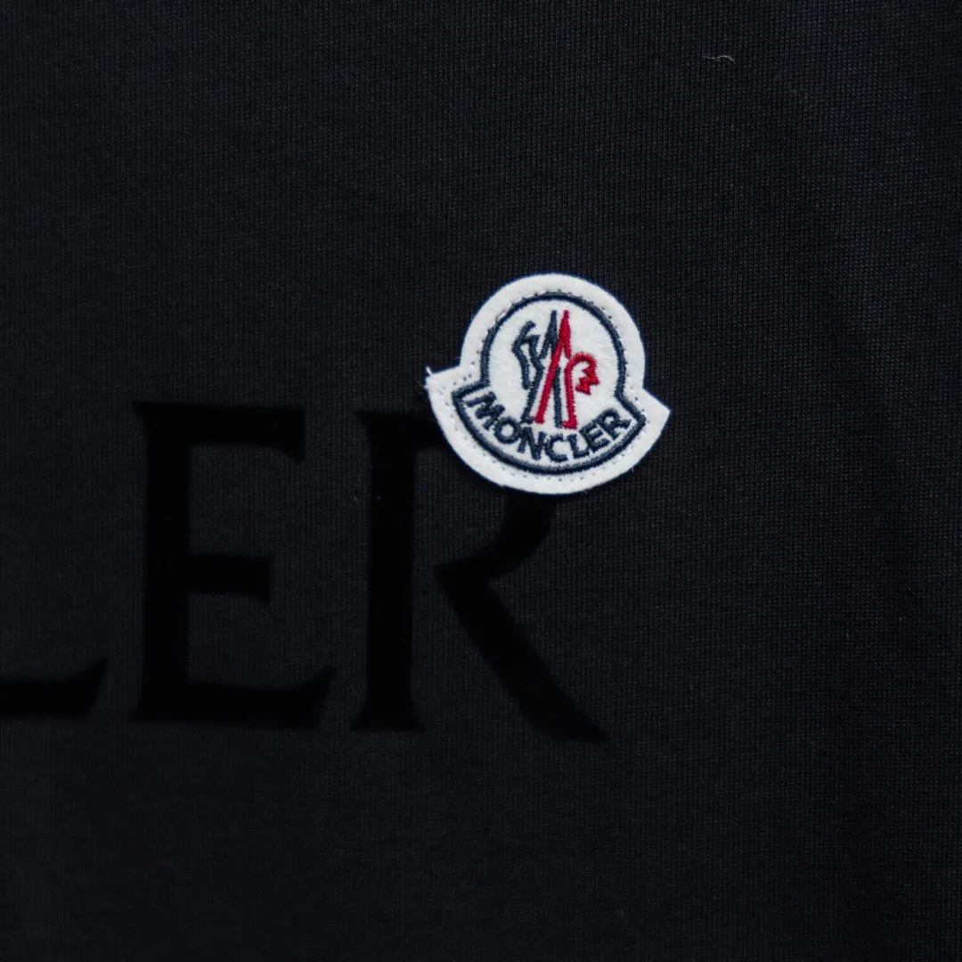 P150 Moncler2025 new early spring new men's and women's short-sleeved T-shirt, available at counters simultaneously! Customized exclusive pure cotton fabric, customized original craft threads, and heavy-duty letter logo craft design on the chest! Simple and elegant, easy to match and versatile, extremely high-grade, perfectly integrated into fashion and style, it is a top-notch fashionable style that is perfect for outer wear! The whole thing gives people a natural feeling! The ultimate classic versatile short-sleeved T-shirt, designed with the latest three-dimensional letter logo graphic elements! The ultimate heavy work, the ultimate perfection! Fans who pursue high quality should rush to buy it by themselves, and we sincerely invite all fans who know the goods to appreciate this model together! ! Color: Black White Size: XS S M L