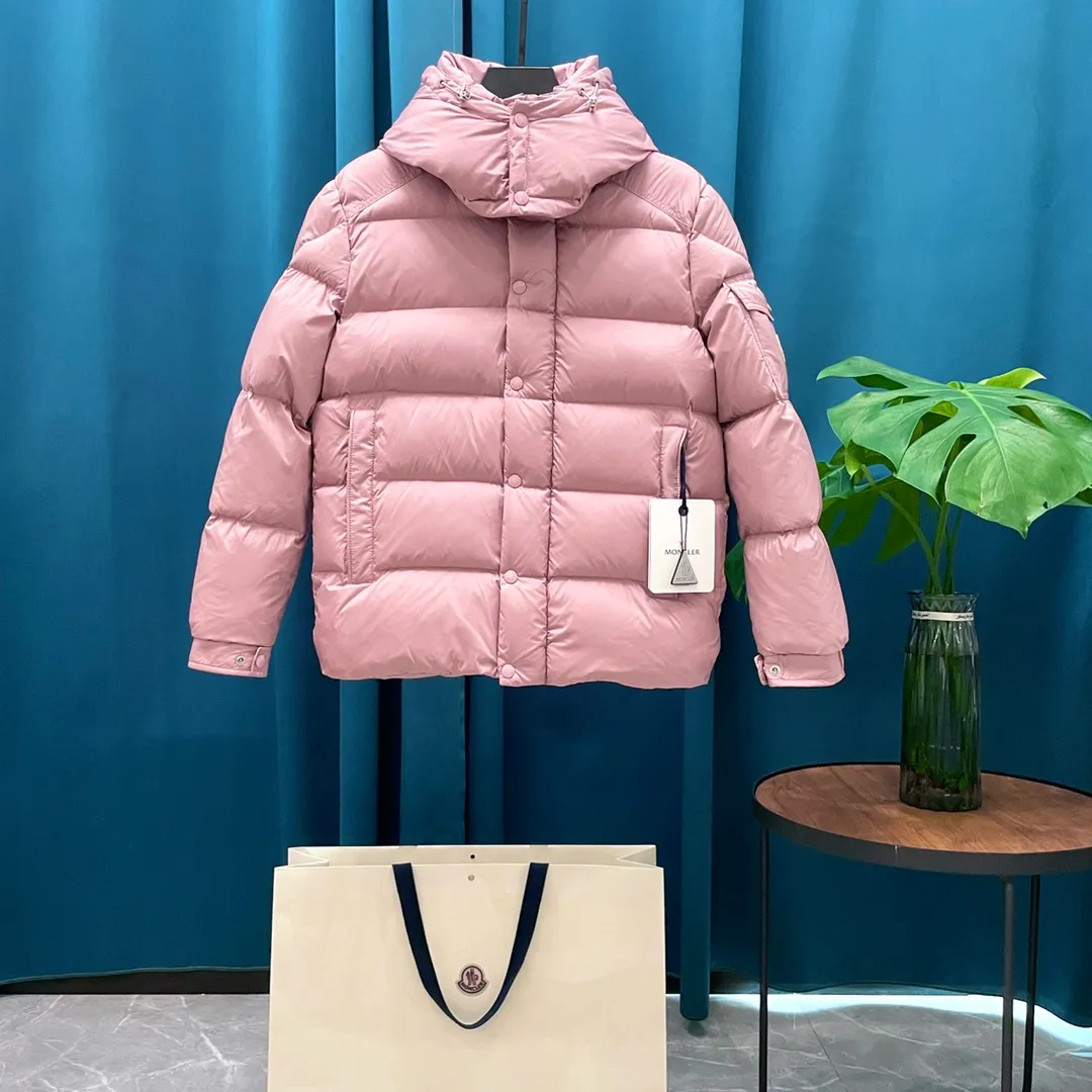 P900 Moncler ➡️New Meng Mouth autumn and winter product Vezere🦢Goose down fog flour down jacket, same style for men and women. This Vezere short down jacket is a basic warm item, highlighting Moncler's style characteristics. The Vezere down jacket is made from longue saison fabric, which is both lightweight and warm. This short down jacket features a hood that can be easily removed depending on the weather. The jacket's silhouette and sleeve patch pockets pay homage to the iconic Moncler Maya down jacket. •Made in longue saison fabric •Nylon léger brillant lining •Down filled •Removable and adjustable hood •Zip and snap fastening •Zip pockets •Patch pockets on sleeves •Adjustable cuffs •Drawstring hem