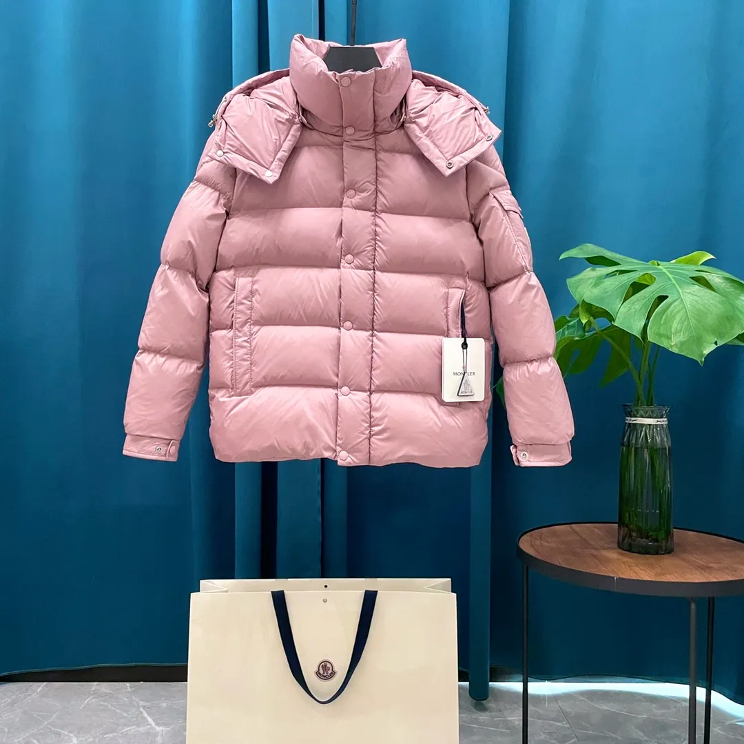 P900 Moncler ➡️New Meng Mouth autumn and winter product Vezere🦢Goose down fog flour down jacket, same style for men and women. This Vezere short down jacket is a basic warm item, highlighting Moncler's style characteristics. The Vezere down jacket is made from longue saison fabric, which is both lightweight and warm. This short down jacket features a hood that can be easily removed depending on the weather. The jacket's silhouette and sleeve patch pockets pay homage to the iconic Moncler Maya down jacket. •Made in longue saison fabric •Nylon léger brillant lining •Down filled •Removable and adjustable hood •Zip and snap fastening •Zip pockets •Patch pockets on sleeves •Adjustable cuffs •Drawstring hem