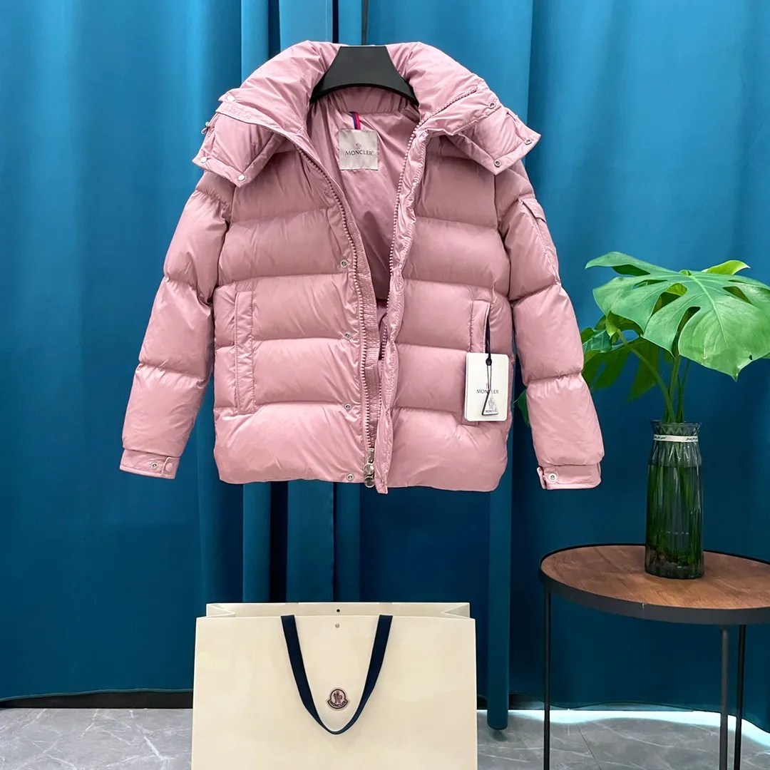 P900 Moncler ➡️New Meng Mouth autumn and winter product Vezere🦢Goose down fog flour down jacket, same style for men and women. This Vezere short down jacket is a basic warm item, highlighting Moncler's style characteristics. The Vezere down jacket is made from longue saison fabric, which is both lightweight and warm. This short down jacket features a hood that can be easily removed depending on the weather. The jacket's silhouette and sleeve patch pockets pay homage to the iconic Moncler Maya down jacket. •Made in longue saison fabric •Nylon léger brillant lining •Down filled •Removable and adjustable hood •Zip and snap fastening •Zip pockets •Patch pockets on sleeves •Adjustable cuffs •Drawstring hem