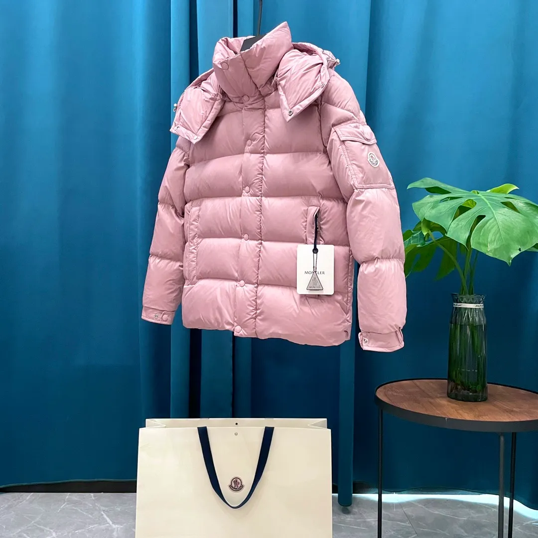 P900 Moncler ➡️New Meng Mouth autumn and winter product Vezere🦢Goose down fog flour down jacket, same style for men and women. This Vezere short down jacket is a basic warm item, highlighting Moncler's style characteristics. The Vezere down jacket is made from longue saison fabric, which is both lightweight and warm. This short down jacket features a hood that can be easily removed depending on the weather. The jacket's silhouette and sleeve patch pockets pay homage to the iconic Moncler Maya down jacket. •Made in longue saison fabric •Nylon léger brillant lining •Down filled •Removable and adjustable hood •Zip and snap fastening •Zip pockets •Patch pockets on sleeves •Adjustable cuffs •Drawstring hem