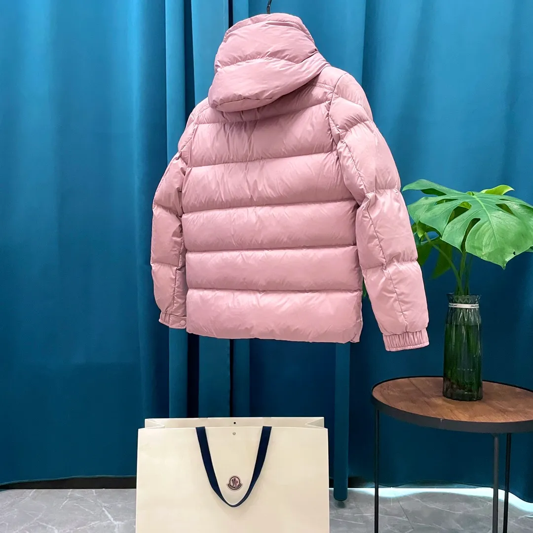 P900 Moncler ➡️New Meng Mouth autumn and winter product Vezere🦢Goose down fog flour down jacket, same style for men and women. This Vezere short down jacket is a basic warm item, highlighting Moncler's style characteristics. The Vezere down jacket is made from longue saison fabric, which is both lightweight and warm. This short down jacket features a hood that can be easily removed depending on the weather. The jacket's silhouette and sleeve patch pockets pay homage to the iconic Moncler Maya down jacket. •Made in longue saison fabric •Nylon léger brillant lining •Down filled •Removable and adjustable hood •Zip and snap fastening •Zip pockets •Patch pockets on sleeves •Adjustable cuffs •Drawstring hem