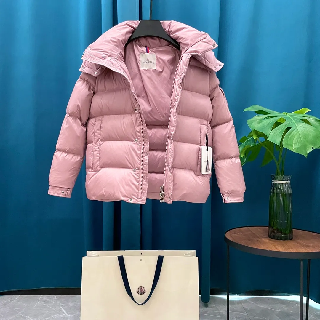 P900 Moncler ➡️New Meng Mouth autumn and winter product Vezere🦢Goose down fog flour down jacket, same style for men and women. This Vezere short down jacket is a basic warm item, highlighting Moncler's style characteristics. The Vezere down jacket is made from longue saison fabric, which is both lightweight and warm. This short down jacket features a hood that can be easily removed depending on the weather. The jacket's silhouette and sleeve patch pockets pay homage to the iconic Moncler Maya down jacket. •Made in longue saison fabric •Nylon léger brillant lining •Down filled •Removable and adjustable hood •Zip and snap fastening •Zip pockets •Patch pockets on sleeves •Adjustable cuffs •Drawstring hem