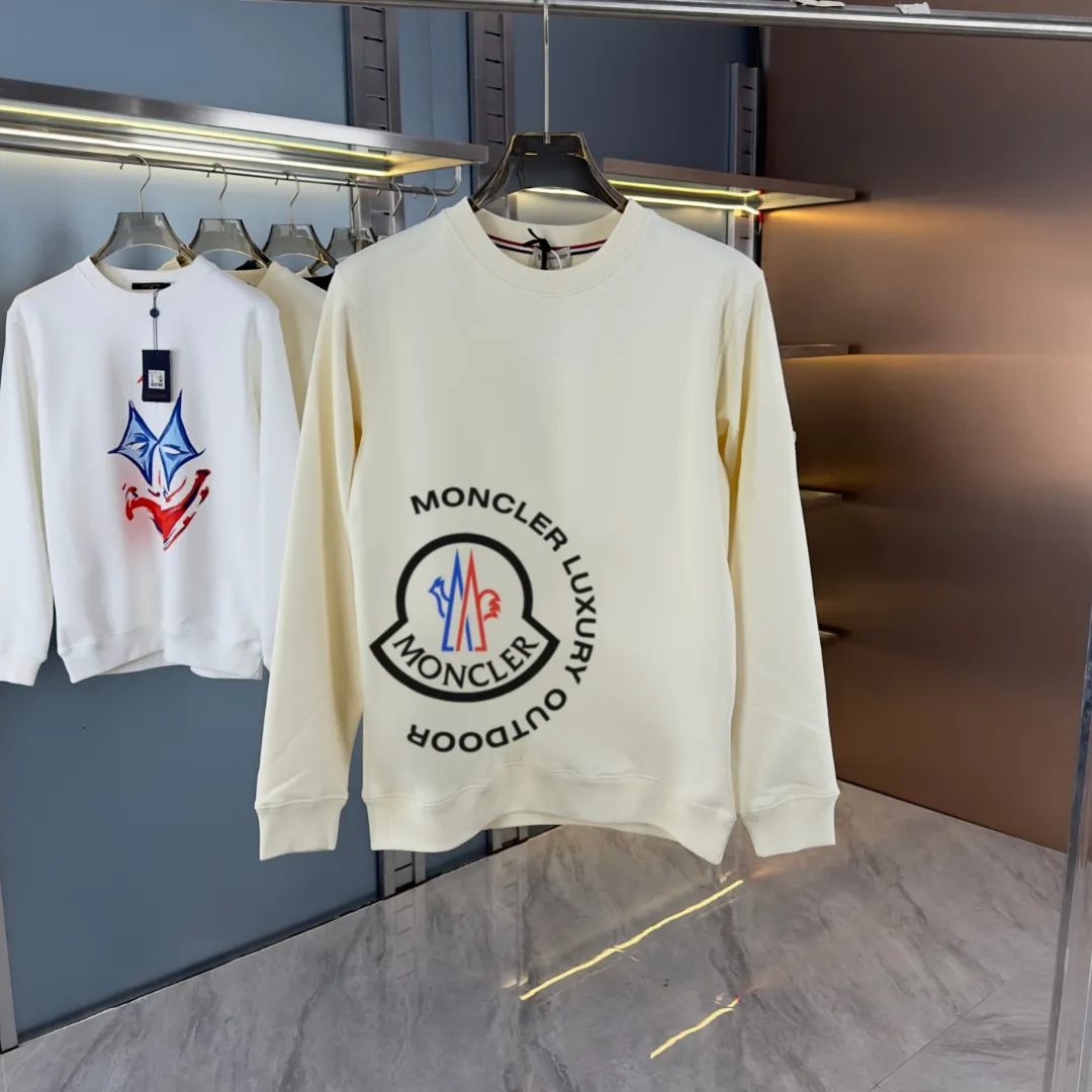 P210 high version sweatshirt) 📦With exclusive packaging📦 [Long-term ready stock] Upgraded version "Mobile phone smart sensor ~ NFC chip armband ~ Directly to the official website for anti-counterfeiting" 〖 𝐌𝐎𝐍𝐂𝐋𝐄𝐑 ~ Mouth covering〗 2025 new high quality, using 450 grams of heavyweight fabric Different from the market currency, you can mix and match everything at will and you will be handsome😎The whole clothes is made of double waistcoats. The double waistcoats make the whole dress more three-dimensional. It is not an ordinary factory that can do such fine work. 2025 autumn and winter new style, on sale at the counter, exquisite printed round neck terry sweatshirt. High-end double-ply cotton. Customized stretch ribs are dyed in the same vat. Three standards are complete. It is matched with digital printing patterns and is very breathable. Same style for men and women. Color: black, white, apricot. Size: S M L XL 2XL
