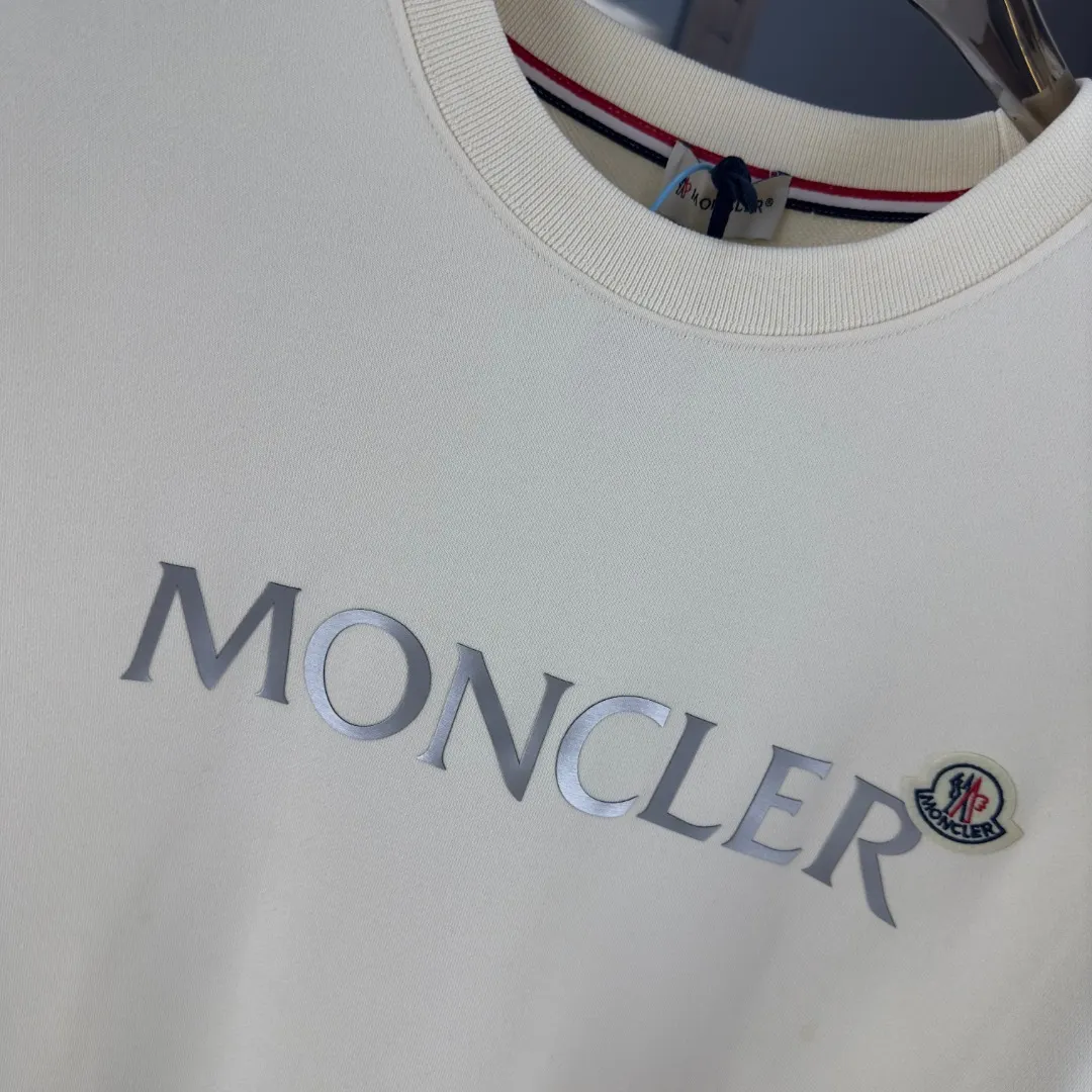 P210 high version sweatshirt) 📦With exclusive packaging📦 [Long-term ready stock] Upgraded version "Mobile phone smart sensor ~ NFC chip armband ~ Directly to the official website for anti-counterfeiting" 〖 𝐌𝐎𝐍𝐂𝐋𝐄𝐑 ~ Mouth covering〗 2025 new high quality, using 450 grams of heavyweight fabric Different from the market currency, you can mix and match everything at will and you will be handsome😎The whole clothes is made of double waistcoats. The double waistcoats make the whole dress more three-dimensional. It is not an ordinary factory that can do such fine work. 2025 autumn and winter new style, on sale at the counter, exquisite printed round neck terry sweatshirt. High-end double-ply cotton. Customized stretch ribs are dyed in the same vat. Three standards are complete. It is matched with digital printing patterns and is very breathable. Same style for men and women. Color: black, white, apricot. Size: S M L XL 2XL