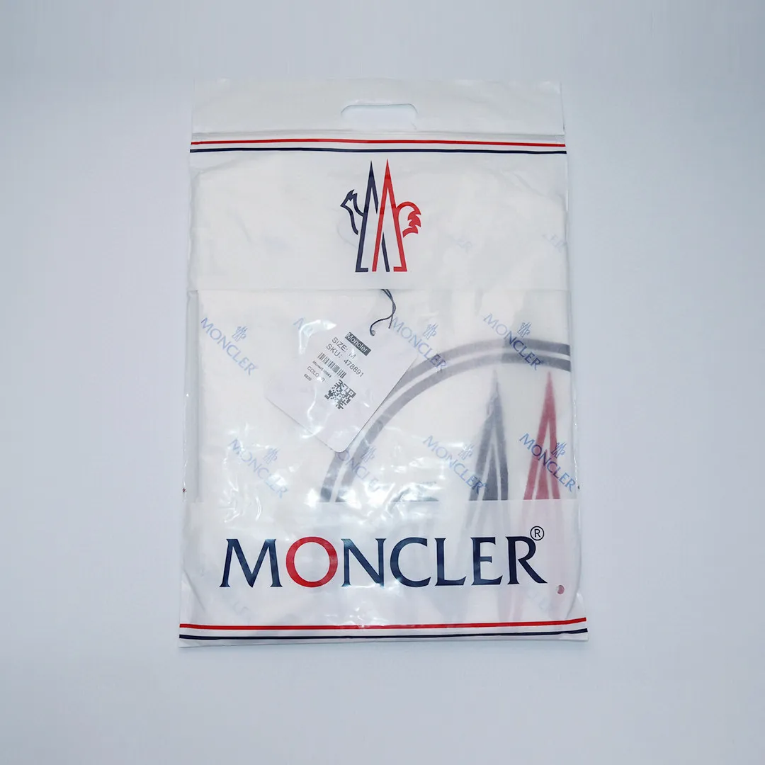 P148 Style No.: 846 〈MONCLER〉The price of the hood is actually quite advantageous. Those who have been to the counters should know that the price of the hood is not much cheaper than that of Gucci Burberry. It is just relatively low-key and unwilling to hype. It is a picture that you want to buy or not. It has an arrogant existence... Exclusively customized 270 grams of 32-count double yarn smooth cotton. The texture is very soft and comfortable. 100% different from the top fabrics in the market (does not shrink, deform, or pill). Matched with 320g 1*1 thread (fabric threads are dyed in the same vat, no color difference, threads are not easy to deform) Color: Black White Size: S-XL
