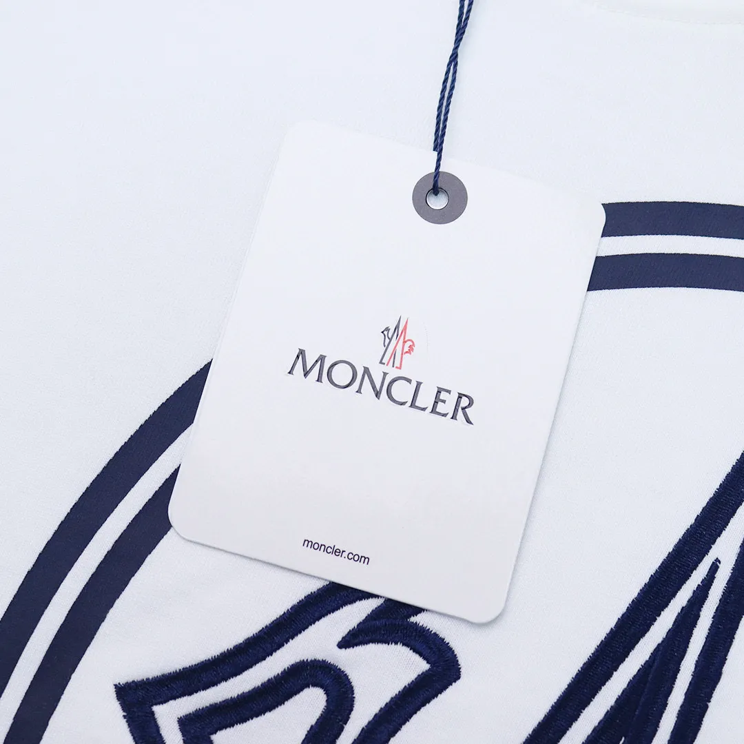 P148 Style No.: 846 〈MONCLER〉The price of the hood is actually quite advantageous. Those who have been to the counters should know that the price of the hood is not much cheaper than that of Gucci Burberry. It is just relatively low-key and unwilling to hype. It is a picture that you want to buy or not. It has an arrogant existence... Exclusively customized 270 grams of 32-count double yarn smooth cotton. The texture is very soft and comfortable. 100% different from the top fabrics in the market (does not shrink, deform, or pill). Matched with 320g 1*1 thread (fabric threads are dyed in the same vat, no color difference, threads are not easy to deform) Color: Black White Size: S-XL