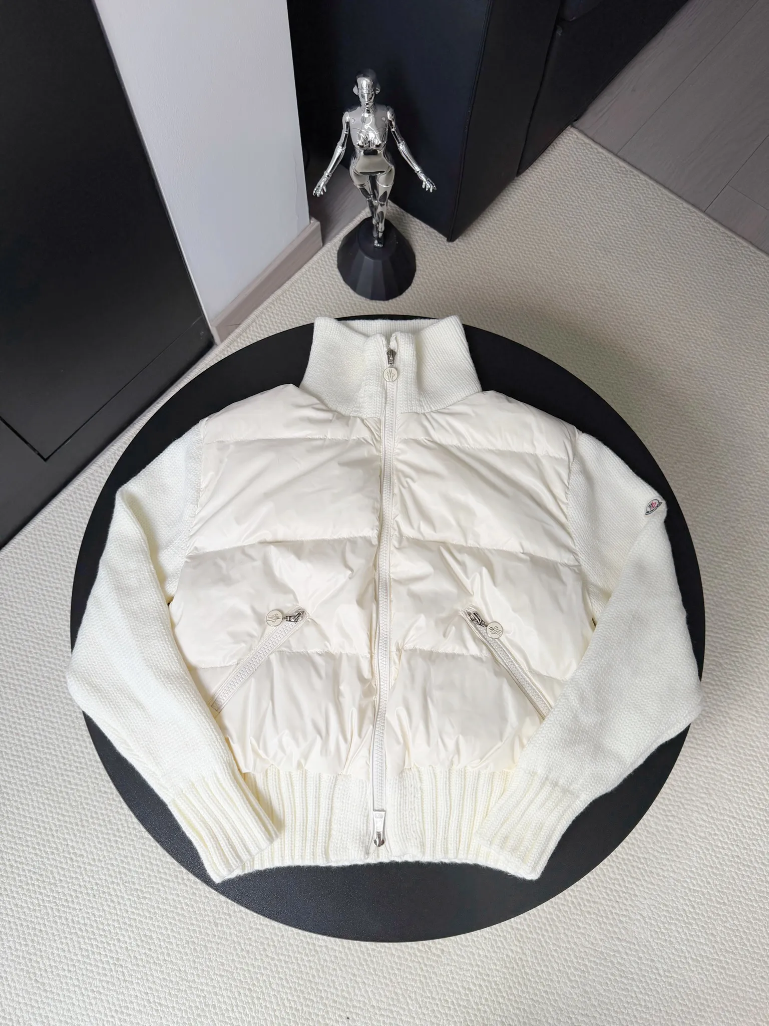 P580 Moncler/Mask 24FW wool knitted stitching stand collar women's down jacket. Made of 90 white duck down, 600 fill power, wool blended fabric at the cuffs, better texture, light and warm, four layers of lining, no velvet. Hot melt technology, one-time molding, wool felt embroidery logo attached to the shoulder, zipper fly stand collar design, simple and convenient double side oblique button pockets Stand-up collar design, windproof and warm, three-dimensional and full, highly practical Color: Off-white Black Size: 0.1.2.3