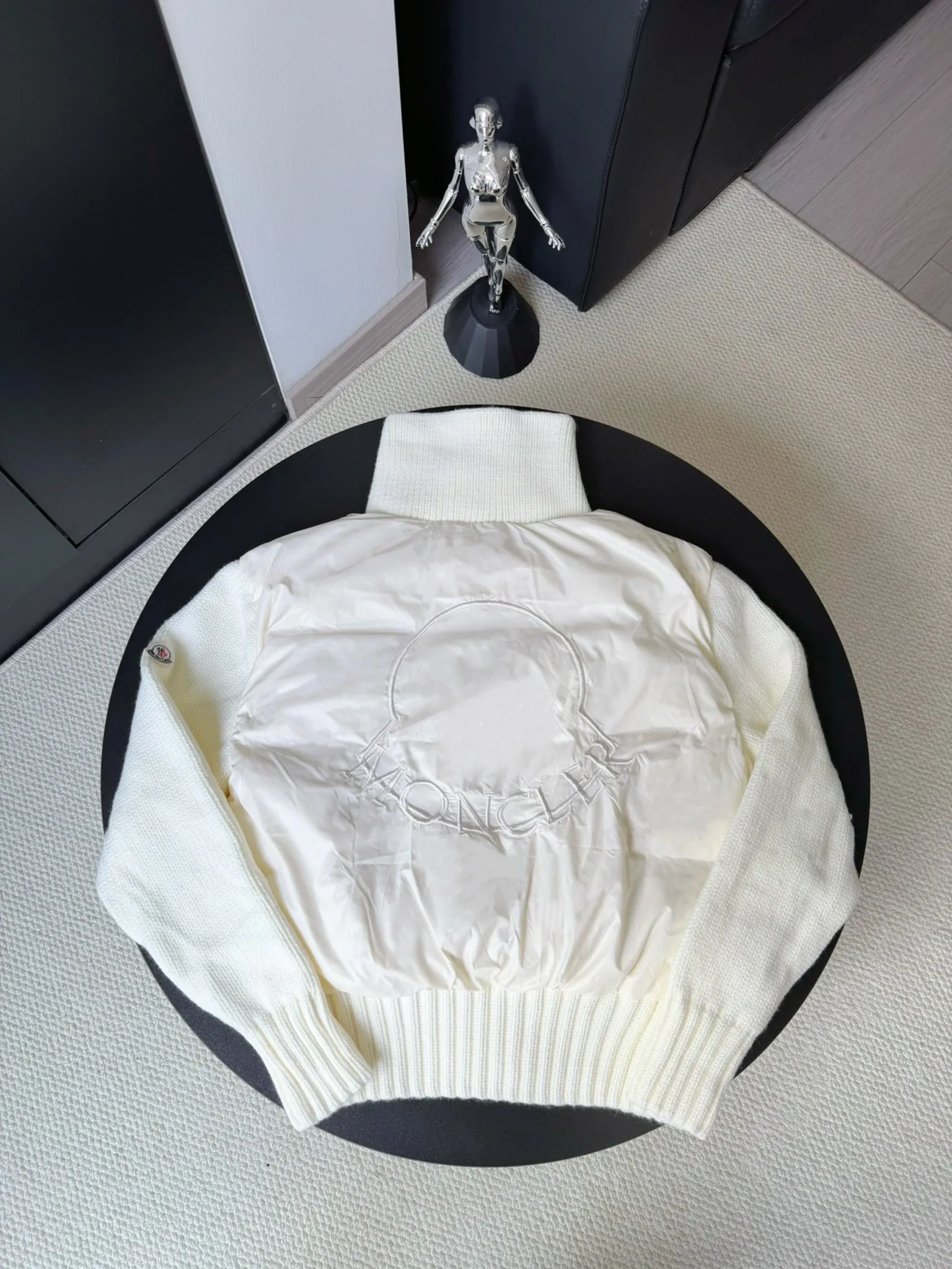 P580 Moncler/Mask 24FW wool knitted stitching stand collar women's down jacket. Made of 90 white duck down, 600 fill power, wool blended fabric at the cuffs, better texture, light and warm, four layers of lining, no velvet. Hot melt technology, one-time molding, wool felt embroidery logo attached to the shoulder, zipper fly stand collar design, simple and convenient double side oblique button pockets Stand-up collar design, windproof and warm, three-dimensional and full, highly practical Color: Off-white Black Size: 0.1.2.3
