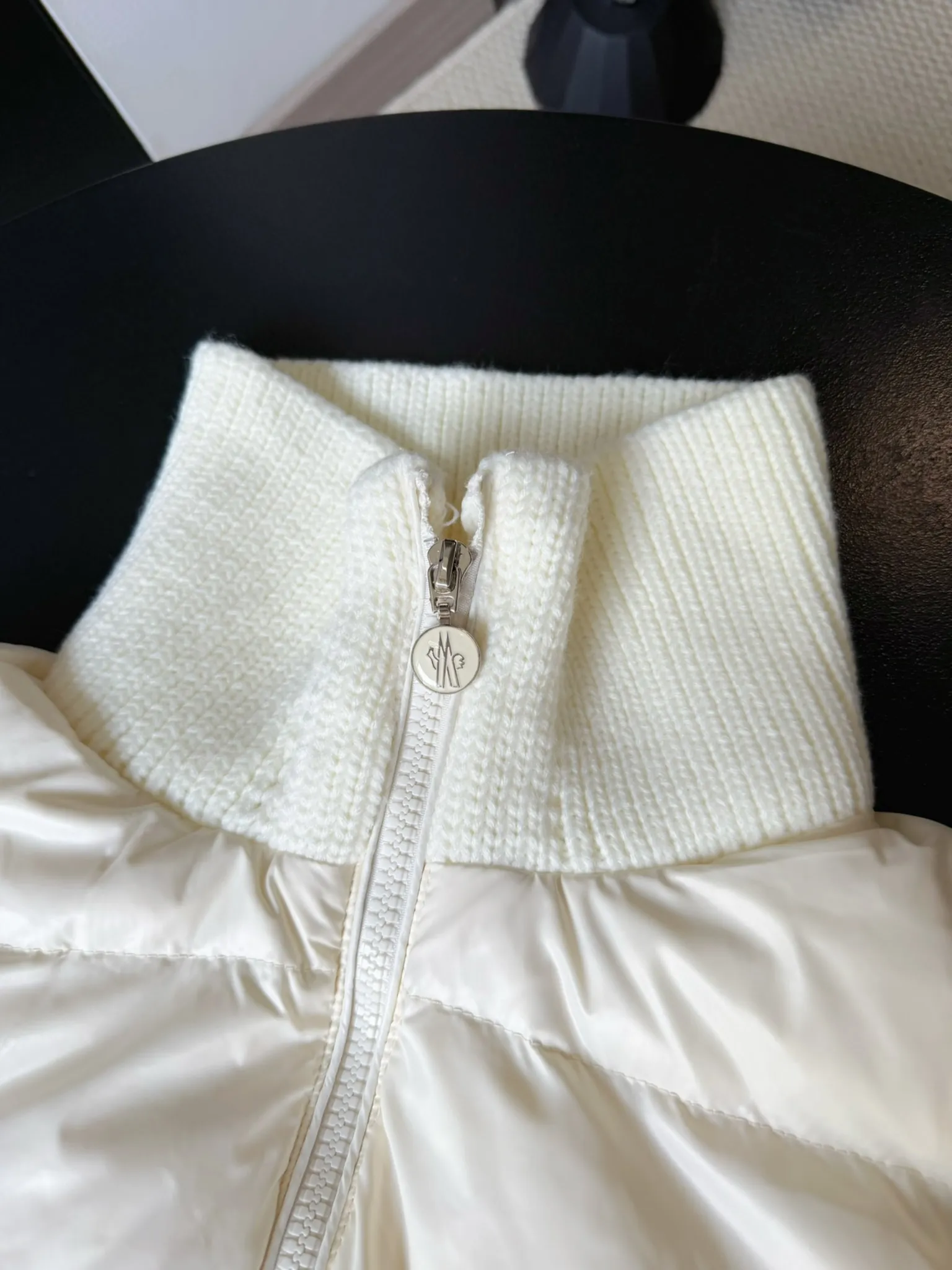P580 Moncler/Mask 24FW wool knitted stitching stand collar women's down jacket. Made of 90 white duck down, 600 fill power, wool blended fabric at the cuffs, better texture, light and warm, four layers of lining, no velvet. Hot melt technology, one-time molding, wool felt embroidery logo attached to the shoulder, zipper fly stand collar design, simple and convenient double side oblique button pockets Stand-up collar design, windproof and warm, three-dimensional and full, highly practical Color: Off-white Black Size: 0.1.2.3