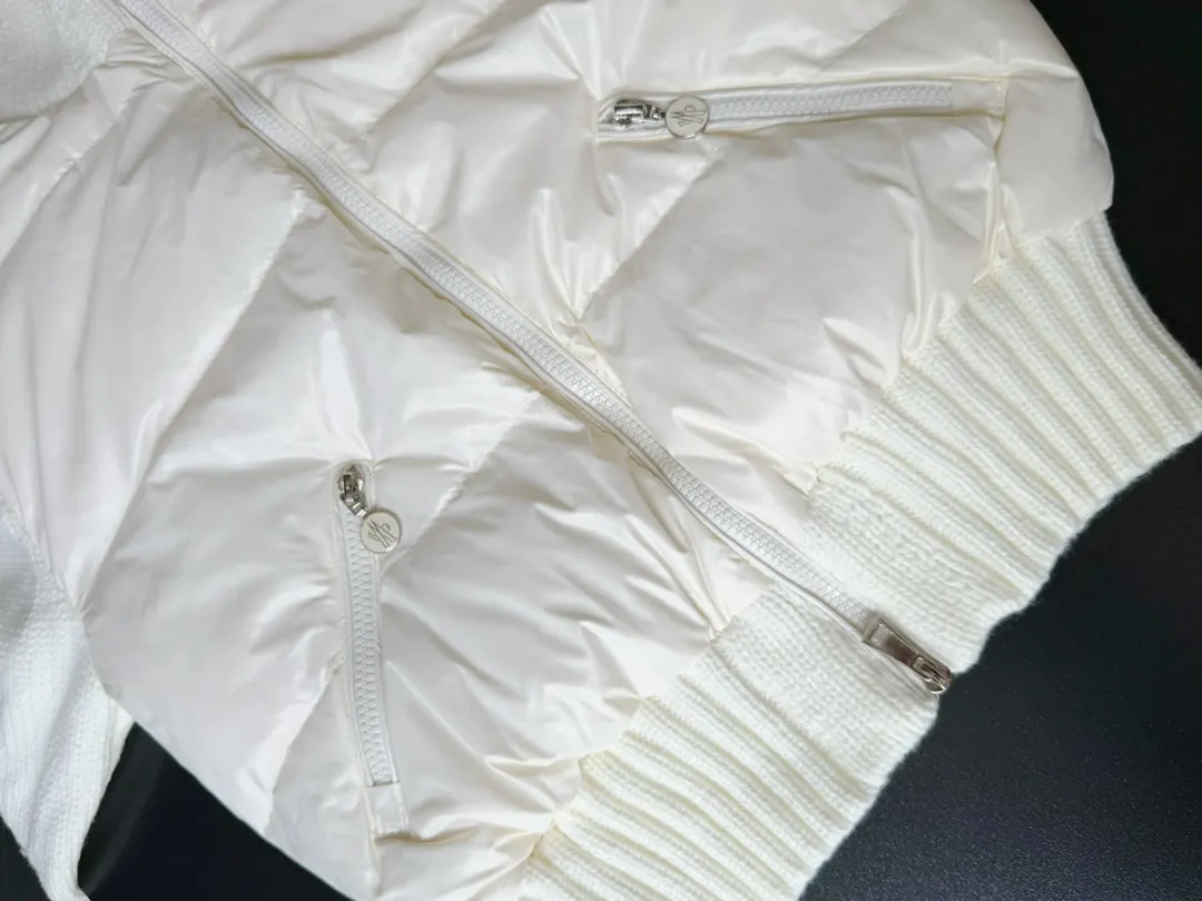 P580 Moncler/Mask 24FW wool knitted stitching stand collar women's down jacket. Made of 90 white duck down, 600 fill power, wool blended fabric at the cuffs, better texture, light and warm, four layers of lining, no velvet. Hot melt technology, one-time molding, wool felt embroidery logo attached to the shoulder, zipper fly stand collar design, simple and convenient double side oblique button pockets Stand-up collar design, windproof and warm, three-dimensional and full, highly practical Color: Off-white Black Size: 0.1.2.3