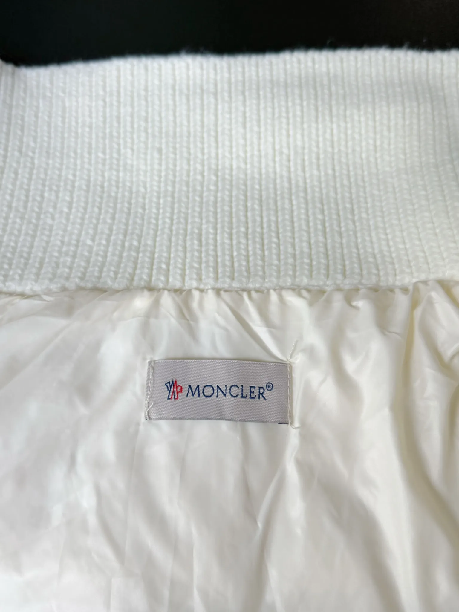 P580 Moncler/Mask 24FW wool knitted stitching stand collar women's down jacket. Made of 90 white duck down, 600 fill power, wool blended fabric at the cuffs, better texture, light and warm, four layers of lining, no velvet. Hot melt technology, one-time molding, wool felt embroidery logo attached to the shoulder, zipper fly stand collar design, simple and convenient double side oblique button pockets Stand-up collar design, windproof and warm, three-dimensional and full, highly practical Color: Off-white Black Size: 0.1.2.3