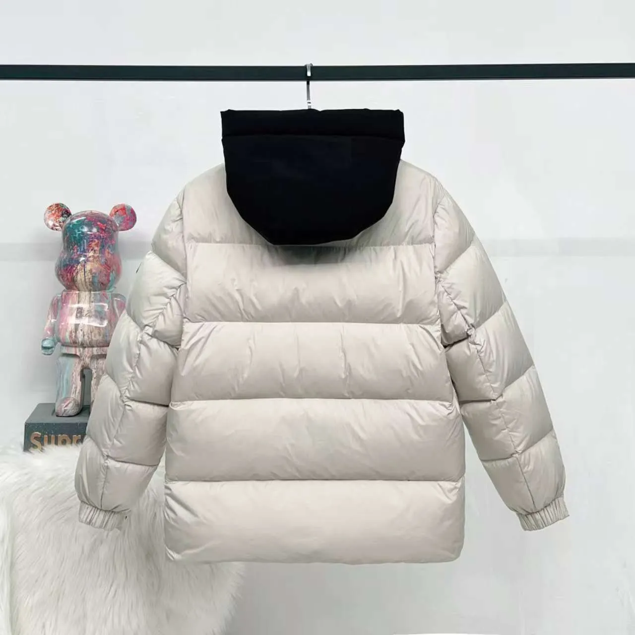 P860 Top version] Large goods hanging photo Moncler/Moncler 22Fw Black Warrior access control three-dimensional embossed letter down jacket, autumn and winter new madeira. Black Warrior scarf hooded mid-length down jacket is filled with national standard 95% white duck down Madeira down jacket is a common item in the functional wardrobe. It is made of Longuesaison nylon, providing excellent warmth and light comfort. Presented in calming neutral tones, the loose silhouette pays homage to clean design. Made of matte Longue Saison nylon Painted nylon lining Filled with down Hood and front placket made of 2.5 layers of fabric Logo lettering embossed Hidden button and zipper closure Exterior pockets with hidden snap button closure Chest pockets with zipper closure Adjustable hood and flat elastic drawstring Matte black logo Style: 5608# Color: Black Off-white Size: 1 2 3 4 5