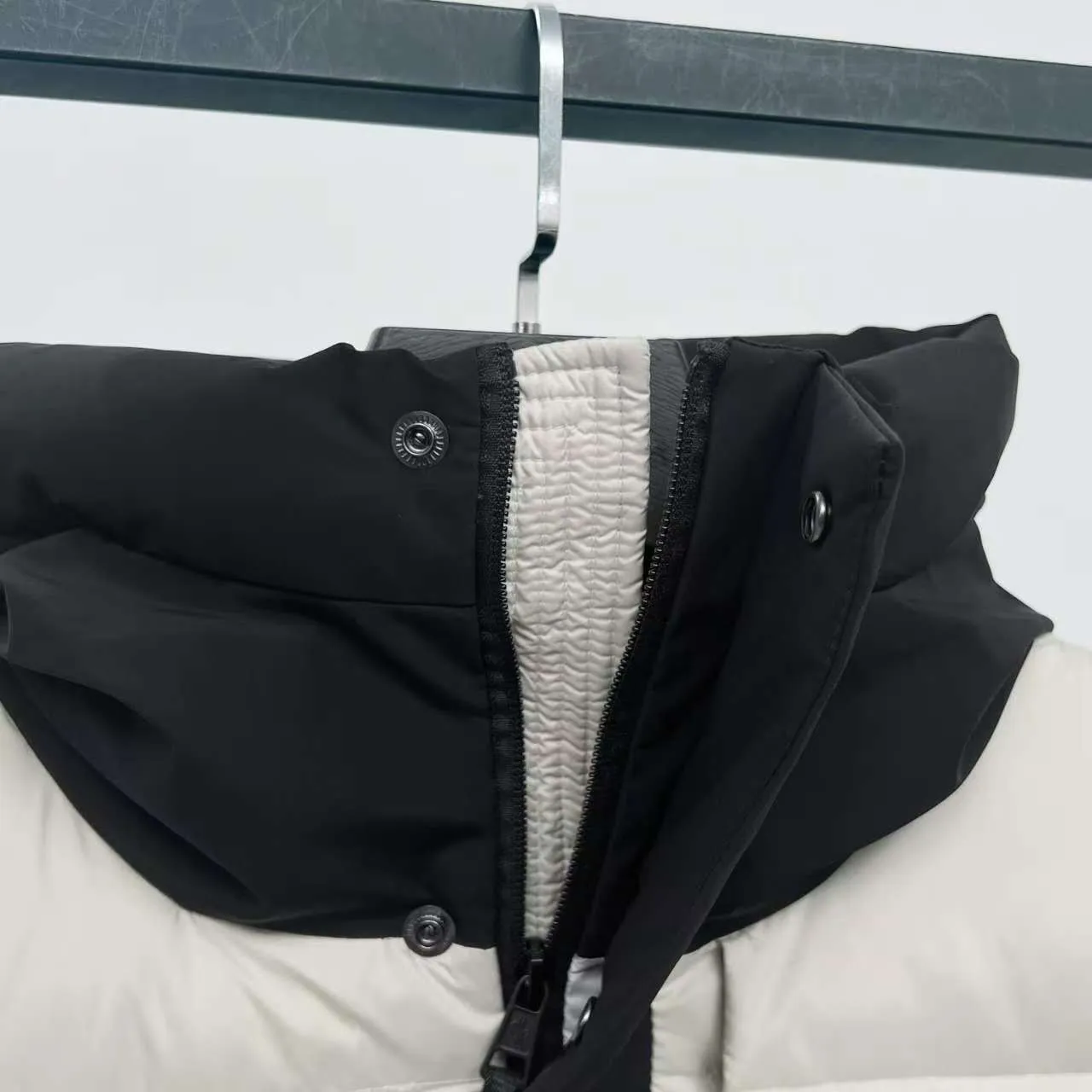 P860 Top version] Large goods hanging photo Moncler/Moncler 22Fw Black Warrior access control three-dimensional embossed letter down jacket, autumn and winter new madeira. Black Warrior scarf hooded mid-length down jacket is filled with national standard 95% white duck down Madeira down jacket is a common item in the functional wardrobe. It is made of Longuesaison nylon, providing excellent warmth and light comfort. Presented in calming neutral tones, the loose silhouette pays homage to clean design. Made of matte Longue Saison nylon Painted nylon lining Filled with down Hood and front placket made of 2.5 layers of fabric Logo lettering embossed Hidden button and zipper closure Exterior pockets with hidden snap button closure Chest pockets with zipper closure Adjustable hood and flat elastic drawstring Matte black logo Style: 5608# Color: Black Off-white Size: 1 2 3 4 5