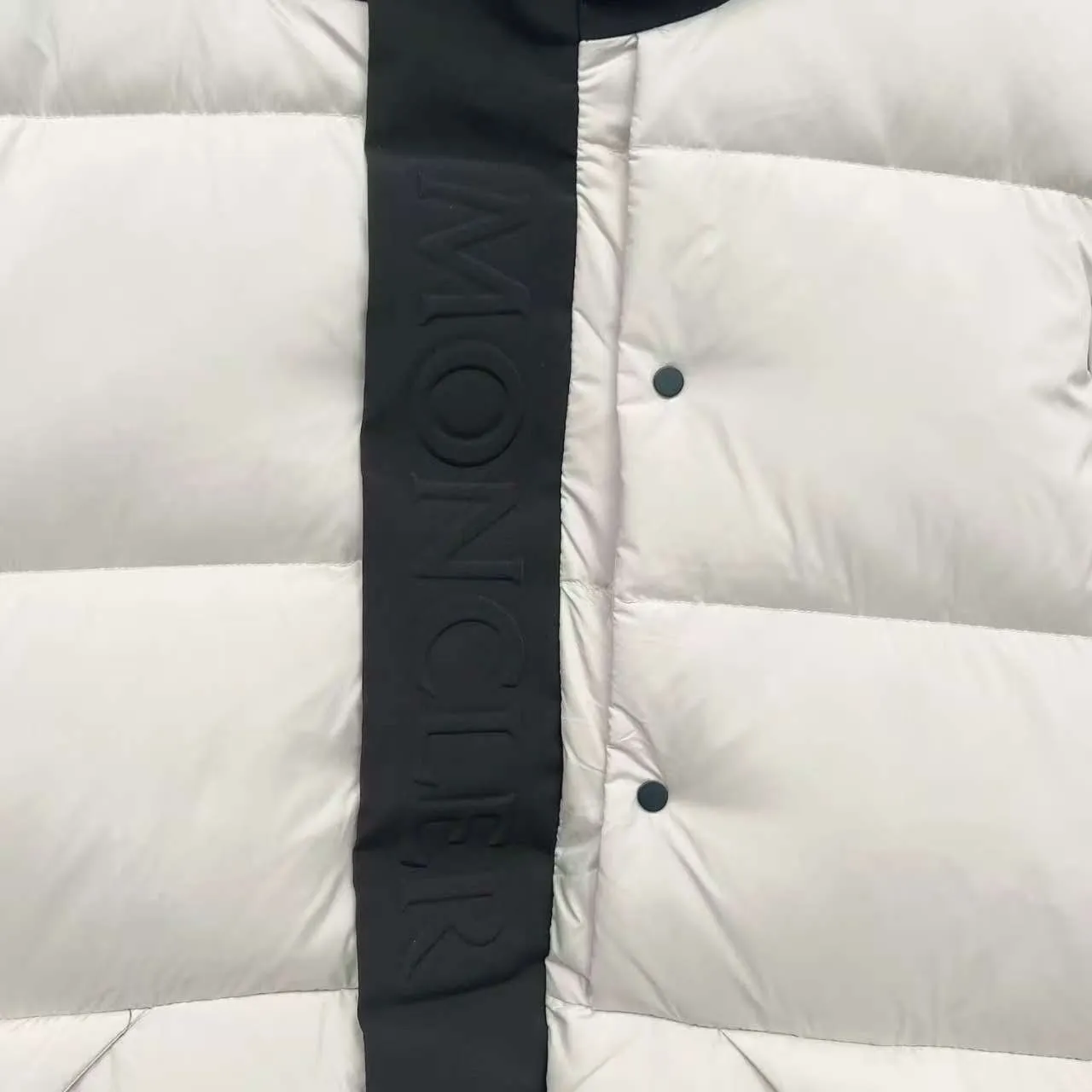 P860 Top version] Large goods hanging photo Moncler/Moncler 22Fw Black Warrior access control three-dimensional embossed letter down jacket, autumn and winter new madeira. Black Warrior scarf hooded mid-length down jacket is filled with national standard 95% white duck down Madeira down jacket is a common item in the functional wardrobe. It is made of Longuesaison nylon, providing excellent warmth and light comfort. Presented in calming neutral tones, the loose silhouette pays homage to clean design. Made of matte Longue Saison nylon Painted nylon lining Filled with down Hood and front placket made of 2.5 layers of fabric Logo lettering embossed Hidden button and zipper closure Exterior pockets with hidden snap button closure Chest pockets with zipper closure Adjustable hood and flat elastic drawstring Matte black logo Style: 5608# Color: Black Off-white Size: 1 2 3 4 5