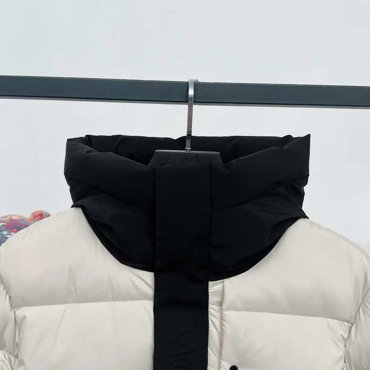 P860 Top version] Large goods hanging photo Moncler/Moncler 22Fw Black Warrior access control three-dimensional embossed letter down jacket, autumn and winter new madeira. Black Warrior scarf hooded mid-length down jacket is filled with national standard 95% white duck down Madeira down jacket is a common item in the functional wardrobe. It is made of Longuesaison nylon, providing excellent warmth and light comfort. Presented in calming neutral tones, the loose silhouette pays homage to clean design. Made of matte Longue Saison nylon Painted nylon lining Filled with down Hood and front placket made of 2.5 layers of fabric Logo lettering embossed Hidden button and zipper closure Exterior pockets with hidden snap button closure Chest pockets with zipper closure Adjustable hood and flat elastic drawstring Matte black logo Style: 5608# Color: Black Off-white Size: 1 2 3 4 5