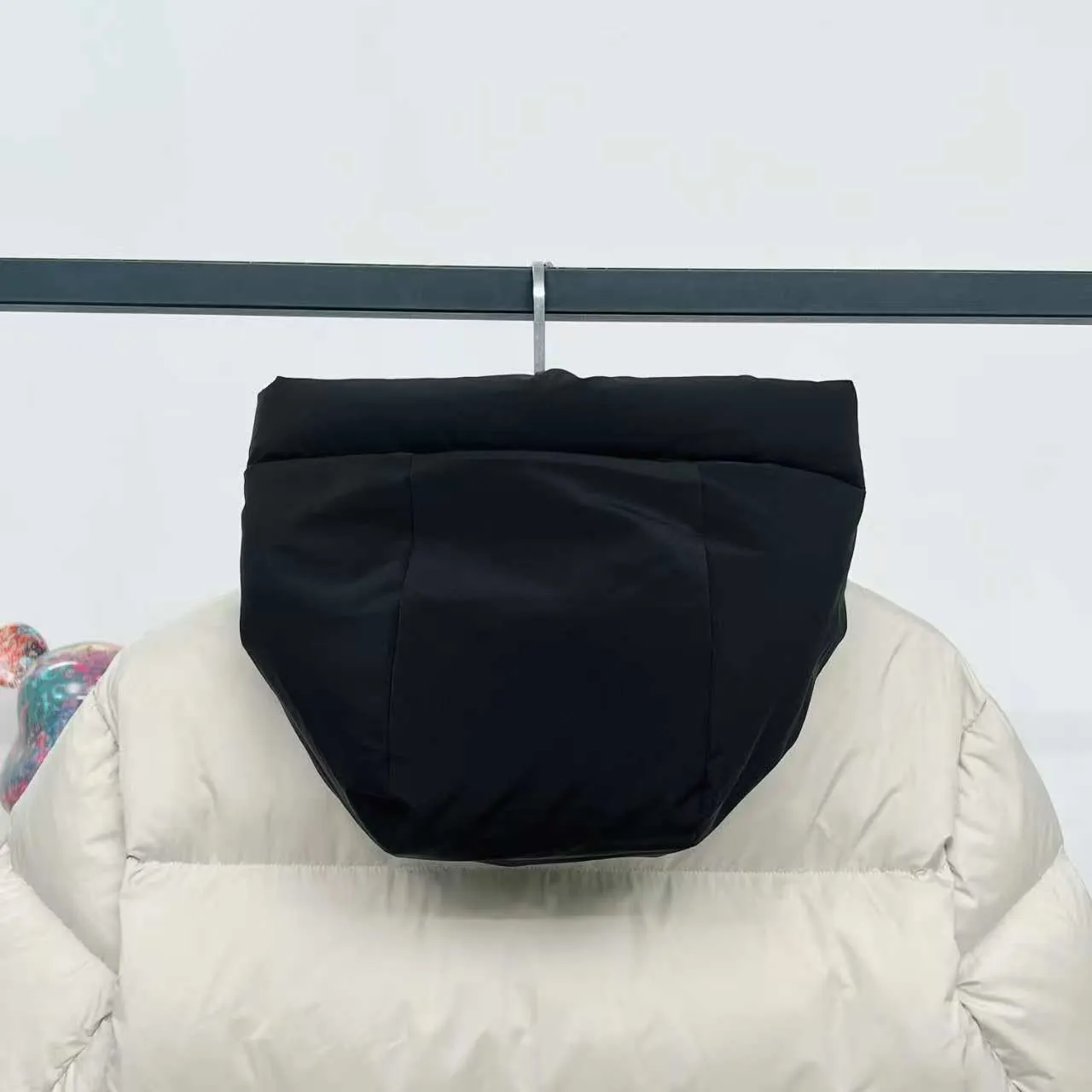 P860 Top version] Large goods hanging photo Moncler/Moncler 22Fw Black Warrior access control three-dimensional embossed letter down jacket, autumn and winter new madeira. Black Warrior scarf hooded mid-length down jacket is filled with national standard 95% white duck down Madeira down jacket is a common item in the functional wardrobe. It is made of Longuesaison nylon, providing excellent warmth and light comfort. Presented in calming neutral tones, the loose silhouette pays homage to clean design. Made of matte Longue Saison nylon Painted nylon lining Filled with down Hood and front placket made of 2.5 layers of fabric Logo lettering embossed Hidden button and zipper closure Exterior pockets with hidden snap button closure Chest pockets with zipper closure Adjustable hood and flat elastic drawstring Matte black logo Style: 5608# Color: Black Off-white Size: 1 2 3 4 5
