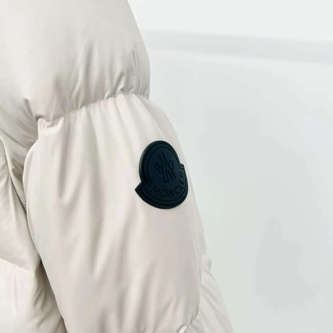 P860 Top version] Large goods hanging photo Moncler/Moncler 22Fw Black Warrior access control three-dimensional embossed letter down jacket, autumn and winter new madeira. Black Warrior scarf hooded mid-length down jacket is filled with national standard 95% white duck down Madeira down jacket is a common item in the functional wardrobe. It is made of Longuesaison nylon, providing excellent warmth and light comfort. Presented in calming neutral tones, the loose silhouette pays homage to clean design. Made of matte Longue Saison nylon Painted nylon lining Filled with down Hood and front placket made of 2.5 layers of fabric Logo lettering embossed Hidden button and zipper closure Exterior pockets with hidden snap button closure Chest pockets with zipper closure Adjustable hood and flat elastic drawstring Matte black logo Style: 5608# Color: Black Off-white Size: 1 2 3 4 5