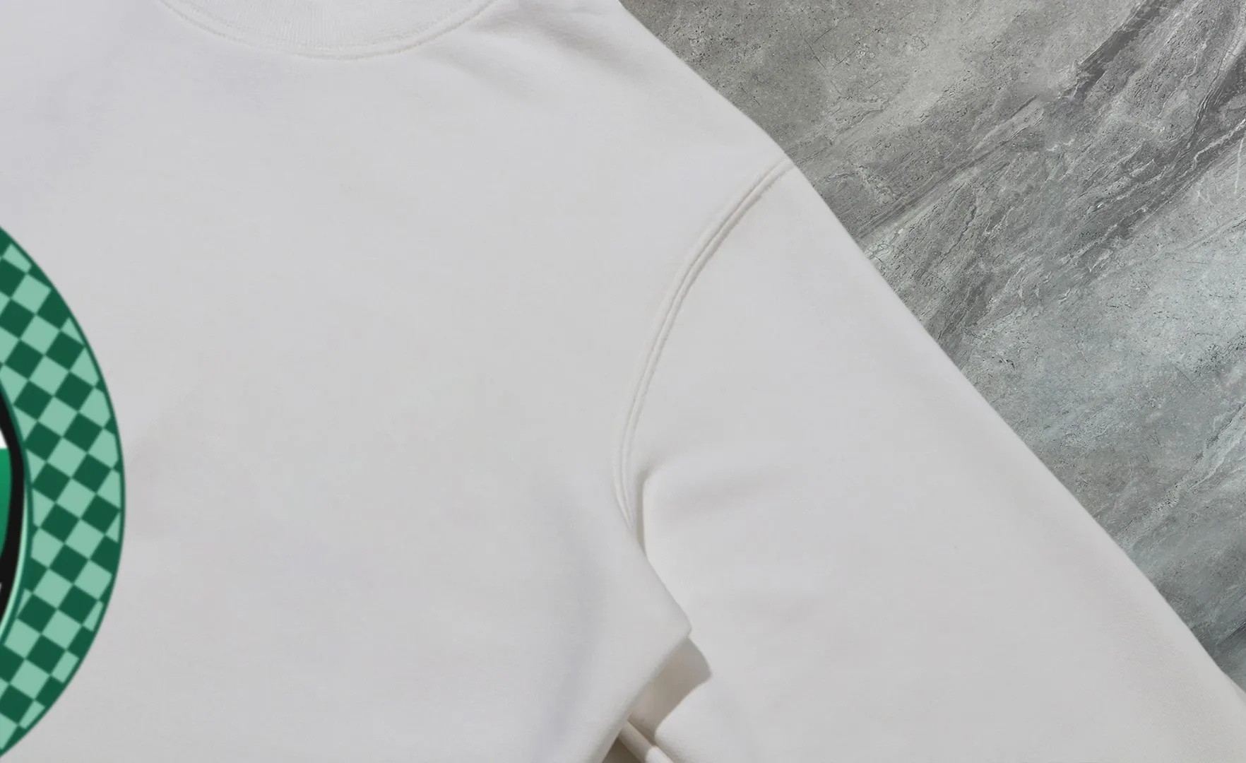P210 High-version sweatshirt) [Long-term stock] 〖𝐌𝐎𝐍𝐂𝐋𝐄𝐑~Mask〗 Made of 440g heavy-weight fabric. It is different from the market currency. It can be matched with any variety and is properly handsome. 😎The whole dress is made of double waistcoats. The double waistcoats make the whole dress more three-dimensional. Not ordinary factories can do such fine work. 2025 Spring runway version of the T stage, on sale at the counter, round neck terry sweatshirt, high-end double-strand pure cotton, custom-made stretch ribs, dyed in the same vat, complete with three standards, matched with exquisite embroidered LOGO on the chest, simple and advanced, same style for men and women. Color: black, apricot, white, size: S M L XL 2XL