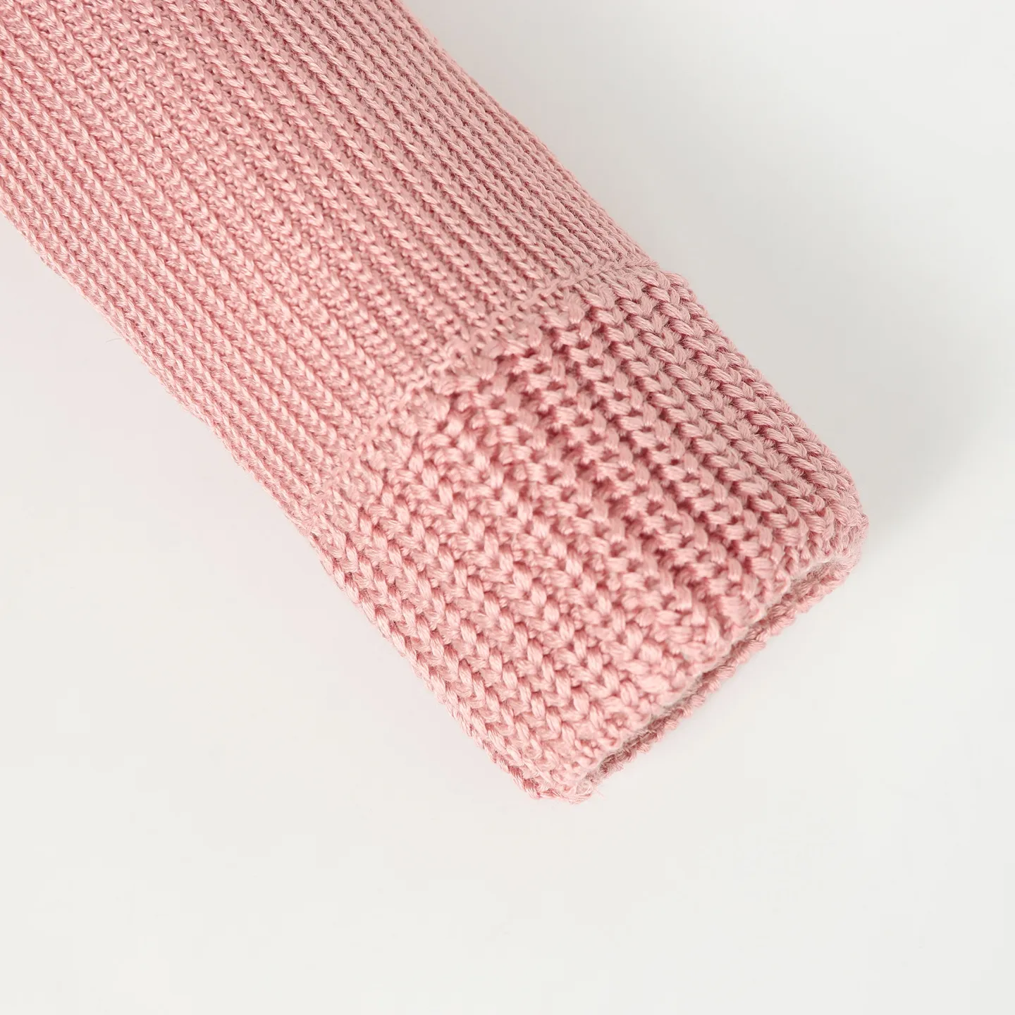 P640 Women's Style] Moncler/Moncler Women's Teddy Teddy Velvet Splicing Knitted Cardigan This cardigan is made of wool and teddy velvet style fabrics, providing a soft and comfortable wearing experience. Midweight knitted piece with down-filled front and back that can easily be worn as a outer layer in warmer weather. Color: white/pink/grey Size: SML