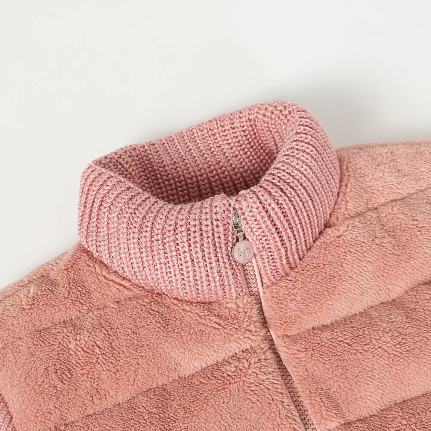 P640 Women's Style] Moncler/Moncler Women's Teddy Teddy Velvet Splicing Knitted Cardigan This cardigan is made of wool and teddy velvet style fabrics, providing a soft and comfortable wearing experience. Midweight knitted piece with down-filled front and back that can easily be worn as a outer layer in warmer weather. Color: white/pink/grey Size: SML