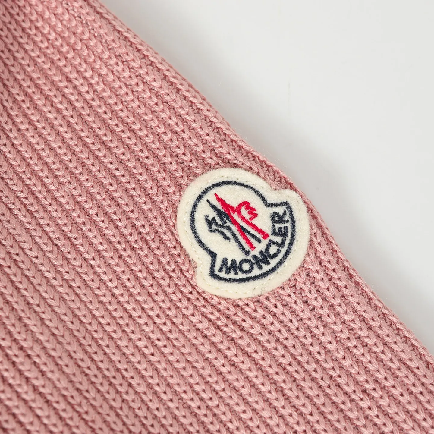 P640 Women's Style] Moncler/Moncler Women's Teddy Teddy Velvet Splicing Knitted Cardigan This cardigan is made of wool and teddy velvet style fabrics, providing a soft and comfortable wearing experience. Midweight knitted piece with down-filled front and back that can easily be worn as a outer layer in warmer weather. Color: white/pink/grey Size: SML