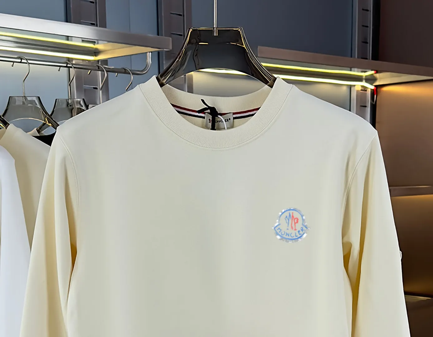 P210 high version sweatshirt) 📦With exclusive packaging📦 [Long-term ready stock] Upgraded version "Mobile phone smart sensor ~ NFC chip armband ~ Directly to the official website for anti-counterfeiting" 〖 𝐌𝐎𝐍𝐂𝐋𝐄𝐑 ~ Mouth covering〗 2025 new high quality, using 450 grams of heavyweight fabric Different from the market currency, you can mix and match everything at will and you will be handsome😎The whole clothes is made of double waistcoats. The double waistcoats make the whole dress more three-dimensional. It is not an ordinary factory that can do such fine work. 2025 autumn and winter new style, on sale at the counter, exquisite printed round neck terry sweatshirt. High-end double-ply cotton. Customized stretch ribs are dyed in the same vat. Three standards are complete. It is matched with digital printing patterns and is very breathable. Same style for men and women. Color: black, white, apricot. Size: S M L XL 2XL
