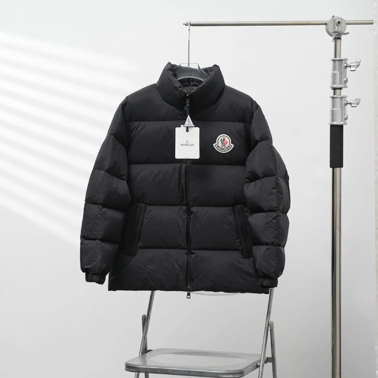 P640 MONCLER丨Muzzled Chest Big Label Stand Collar Down Jacket Color: Black Size: 1-6