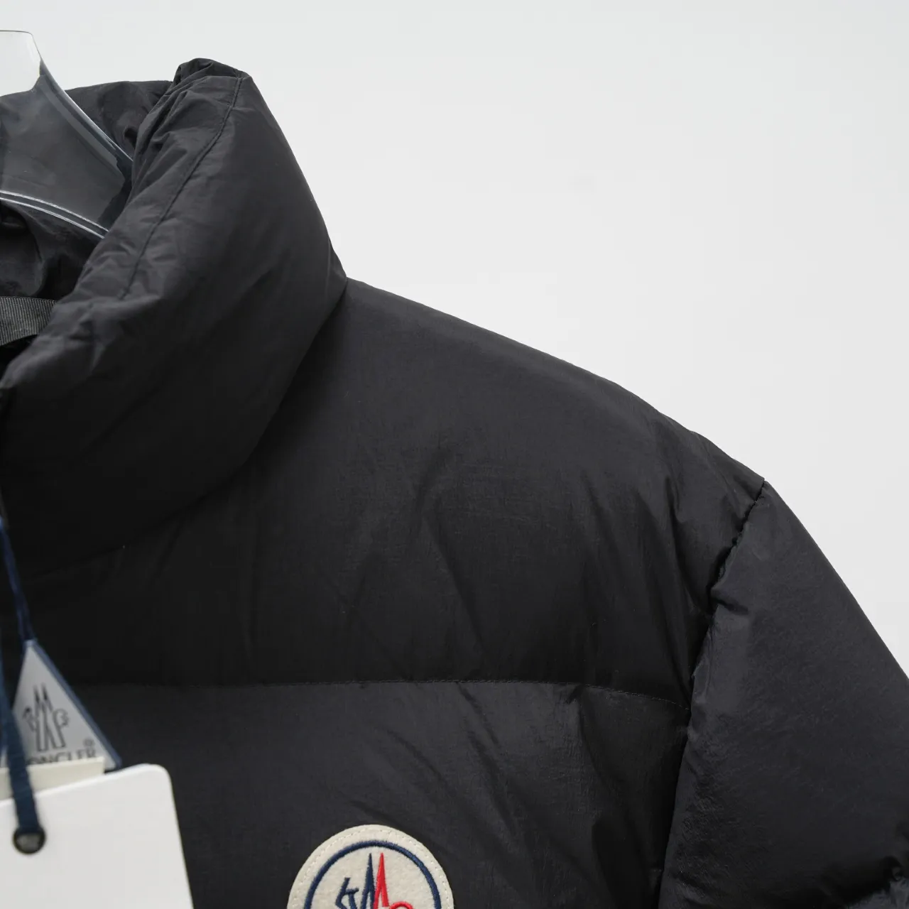 P640 MONCLER丨Muzzled Chest Big Label Stand Collar Down Jacket Color: Black Size: 1-6