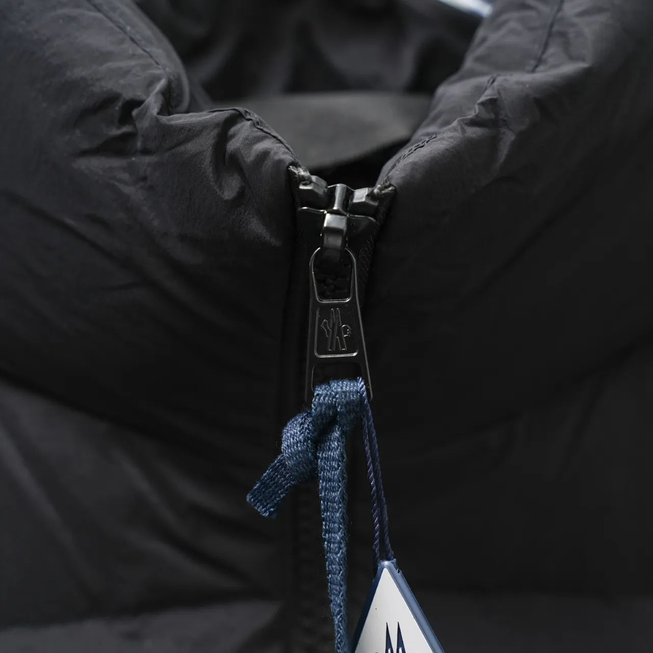 P640 MONCLER丨Muzzled Chest Big Label Stand Collar Down Jacket Color: Black Size: 1-6