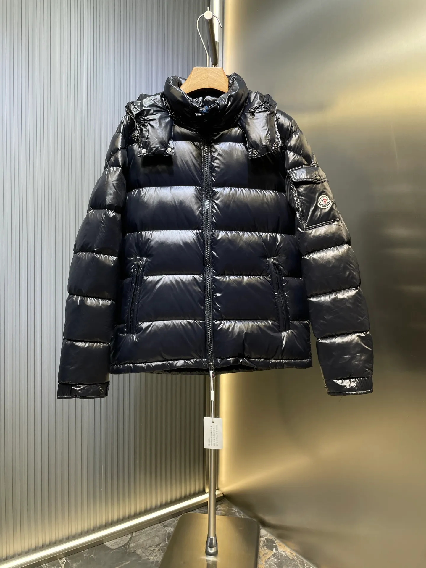 P1040 moncler premium 🌟Maya 95 velvet fabric is made of original uniform painted nylon material, which effectively blocks wind and rain and keeps the interior dry and comfortable. Comfortable and wind resistant. The inner filling is made of high-quality national standard 90 white goose down, which has light fluffiness and excellent thermal insulation performance. Quilting design, classic rectangular texture, a quilting process that can not only fix down to prevent it from running away, but is also an important decorative element. Stitching technology is very important, fine stitches can better lock the velvet. The internal washing label N is equipped with an anti-counterfeiting chip and a built-in sensor to verify the authenticity. It is detachable with buckles and can be adjusted with drawstrings at the hem and cuffs. The hardware accessories are unified to restore the original zippers, using YKK brand zippers for smoother and more durable buckles, windproof design ribs on the cuffs and hem, and adjustable drawstrings. Custom woven and dyed, no color difference from the original. Perfect restoration of ingenious craftsmanship, complete three standards, customized accessories size: 012345